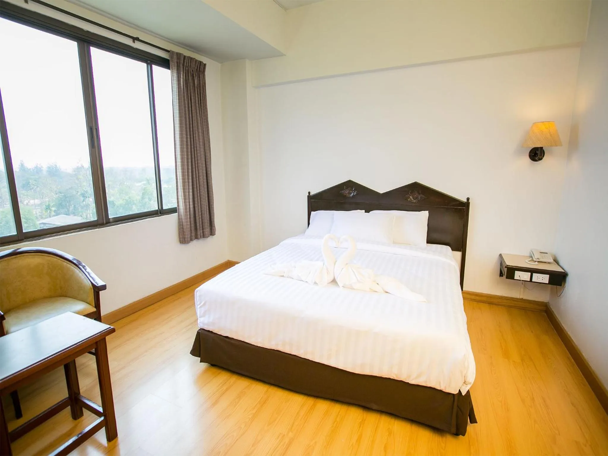 Shower, Bed in Phrae Nakara Hotel