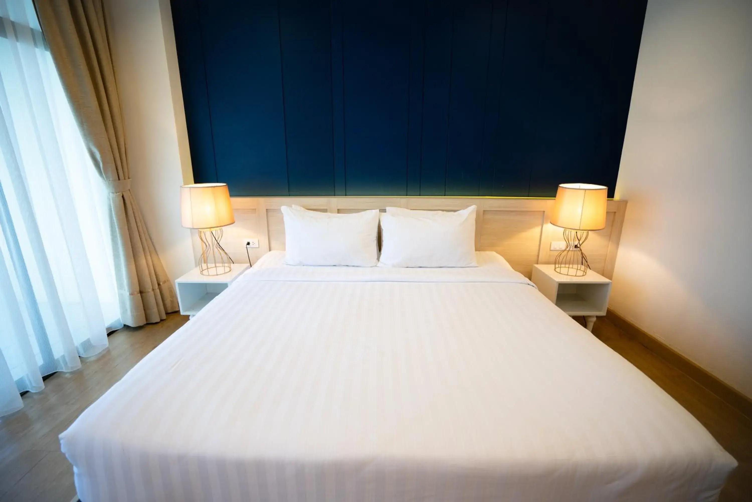 Shower, Bed in Phrae Nakara Hotel Shower, Bed in Phrae Nakara Hotel