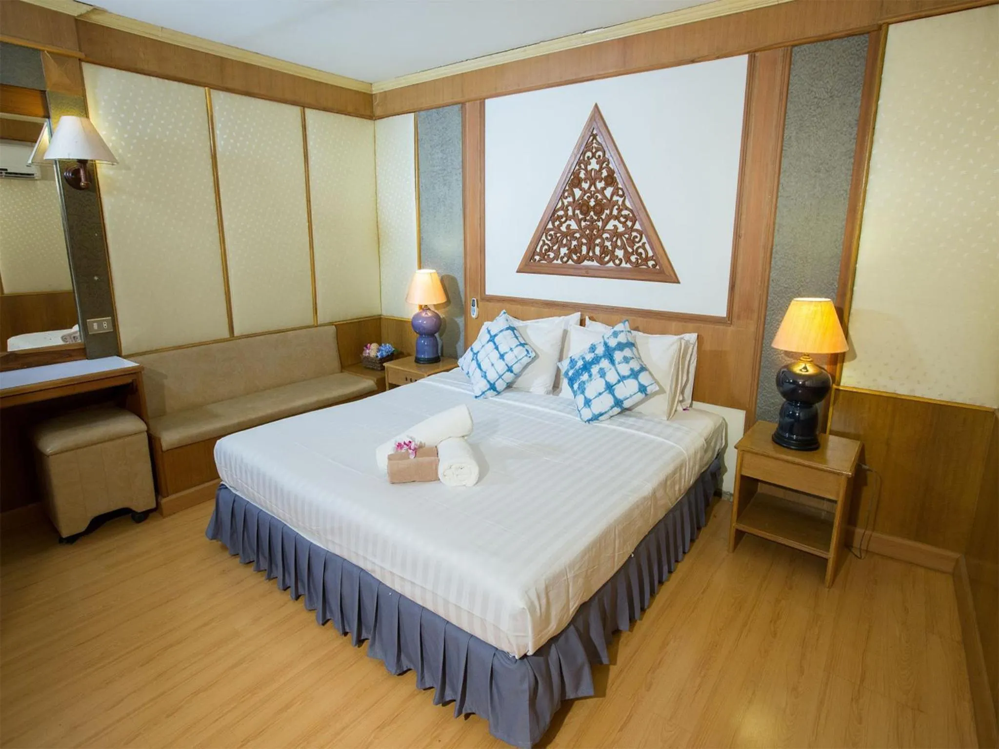 Shower, Bed in Phrae Nakara Hotel