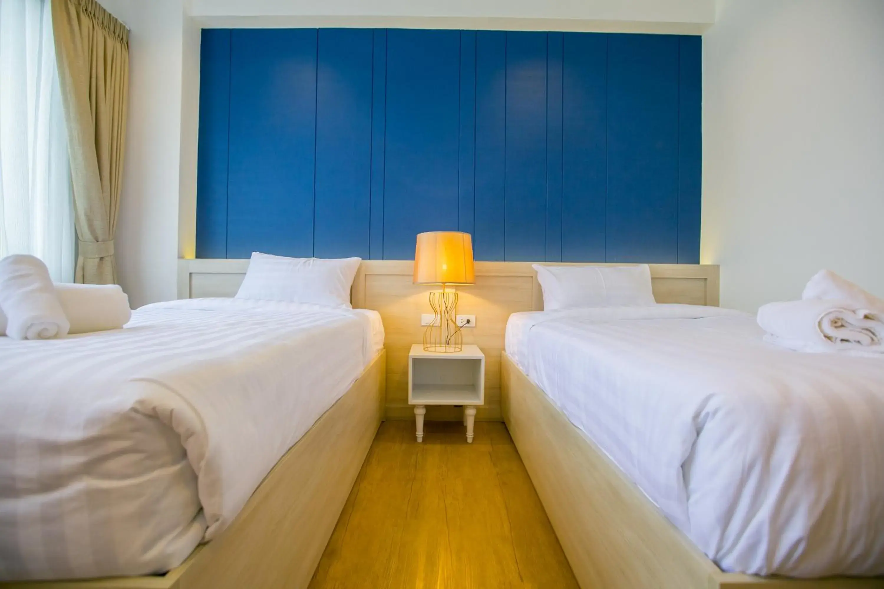 Shower, Bed in Phrae Nakara Hotel Shower, Bed in Phrae Nakara Hotel