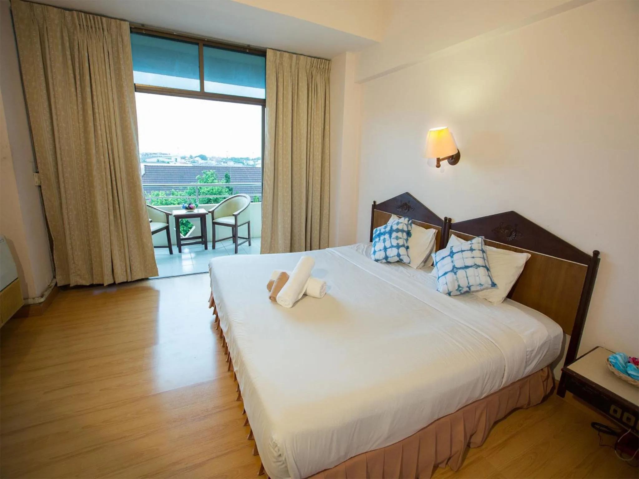 Shower, Bed in Phrae Nakara Hotel