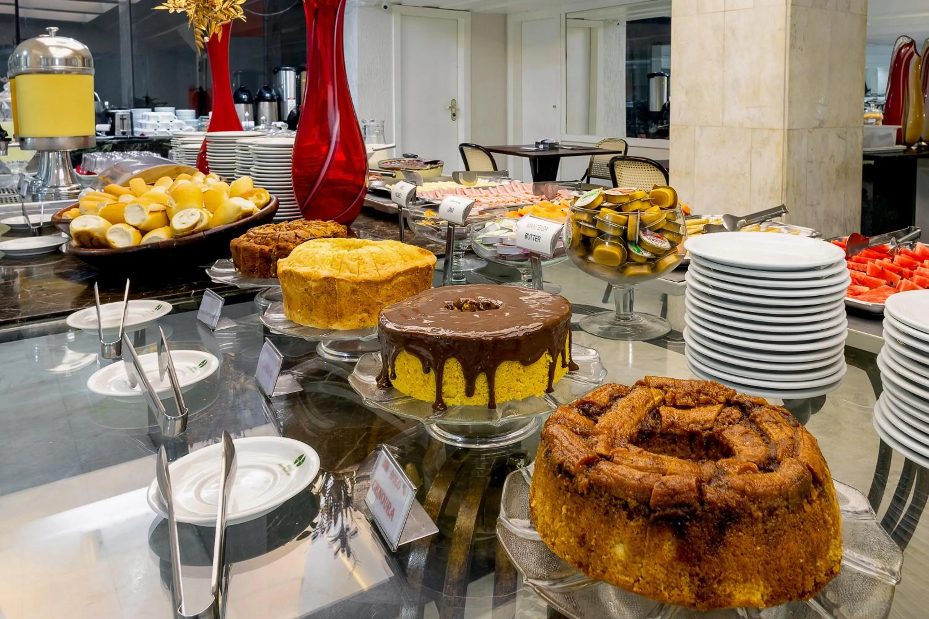 Buffet breakfast in Hotel Euro Suite São Paulo by Nacional Inn - A 600 METROS DA RUA 25 DE MARÇO