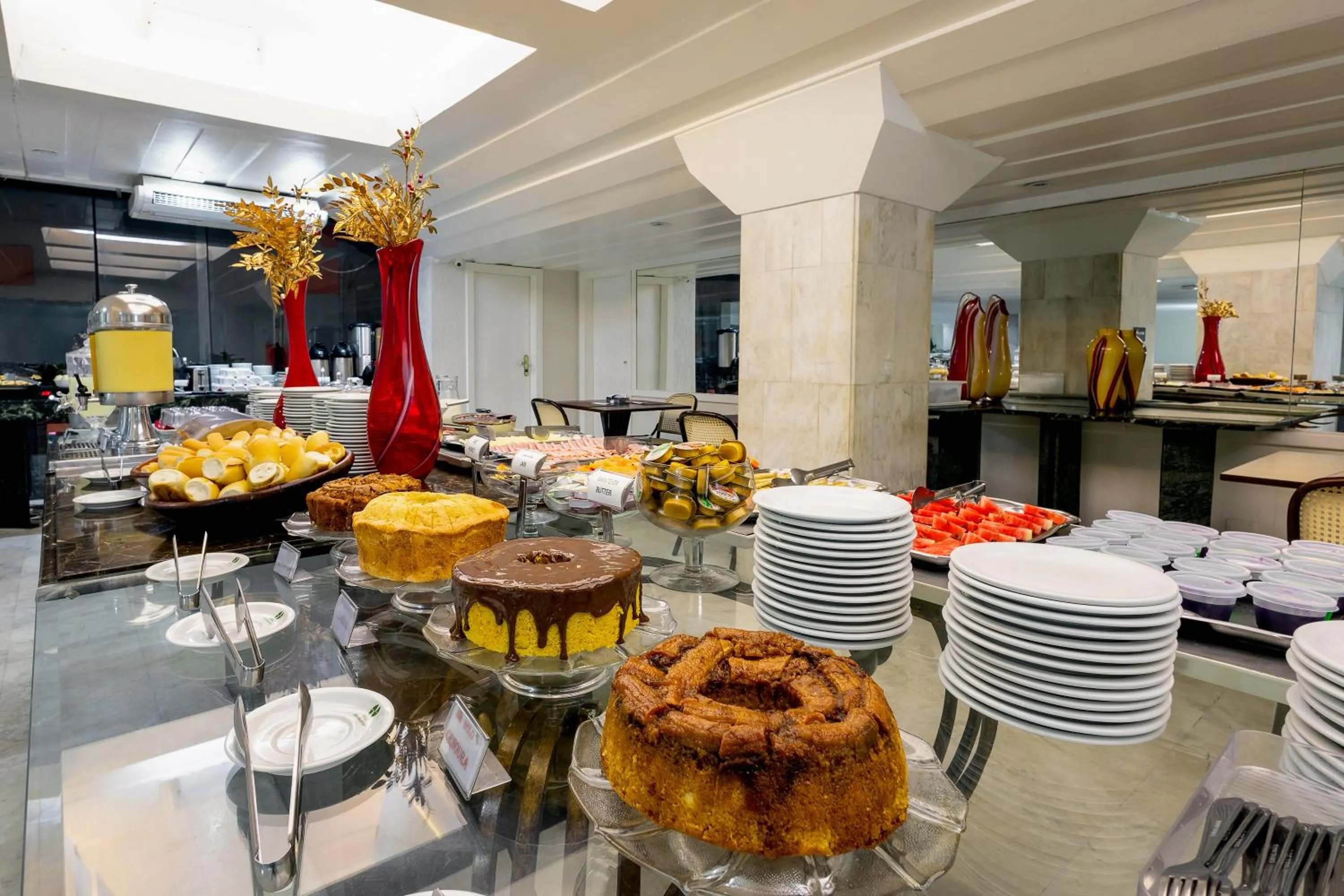 Buffet breakfast in Hotel Euro Suite São Paulo by Nacional Inn - A 600 METROS DA RUA 25 DE MARÇO