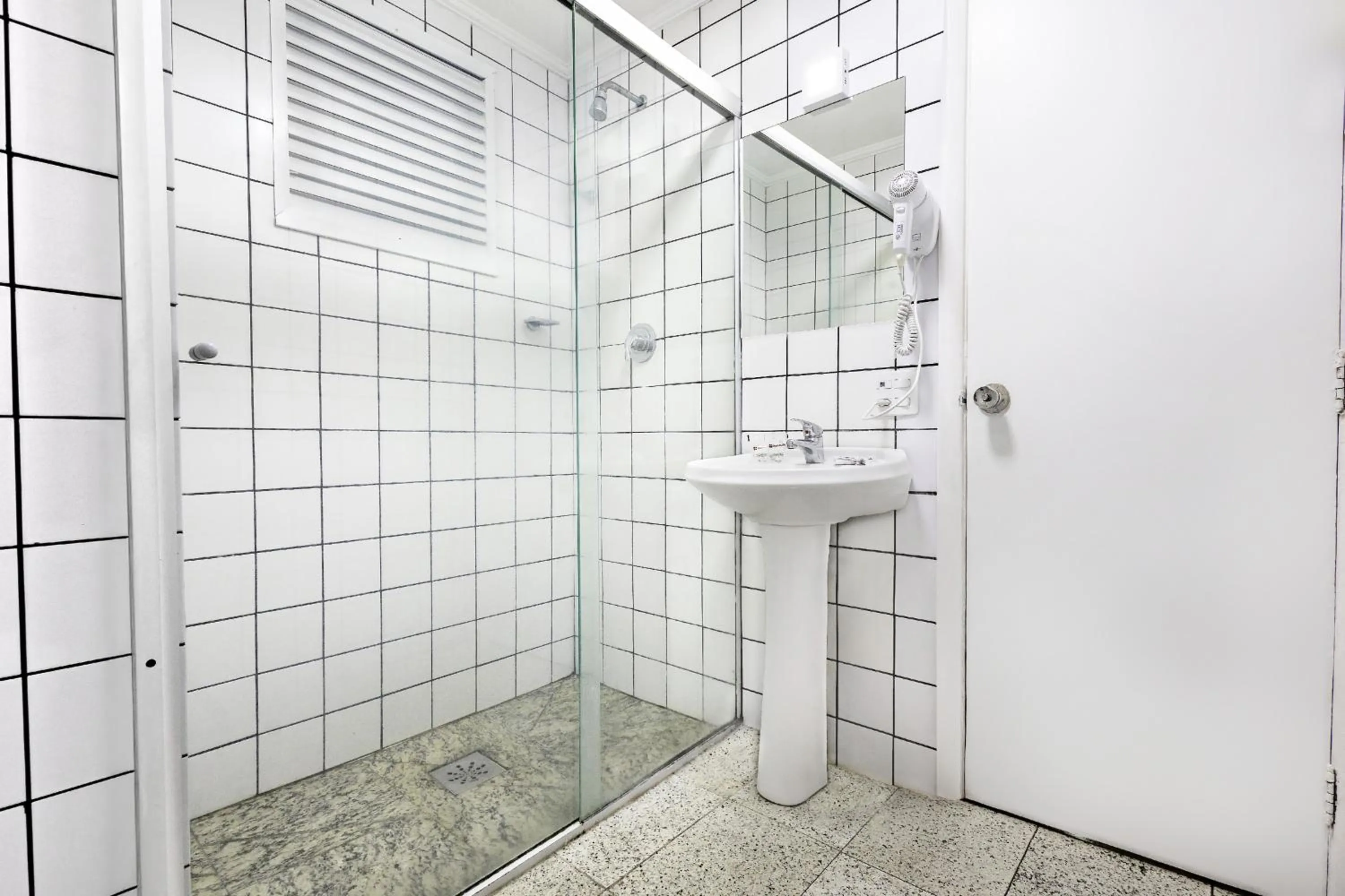 Shower in Hotel Euro Suite São Paulo by Nacional Inn - A 600 METROS DA RUA 25 DE MARÇO