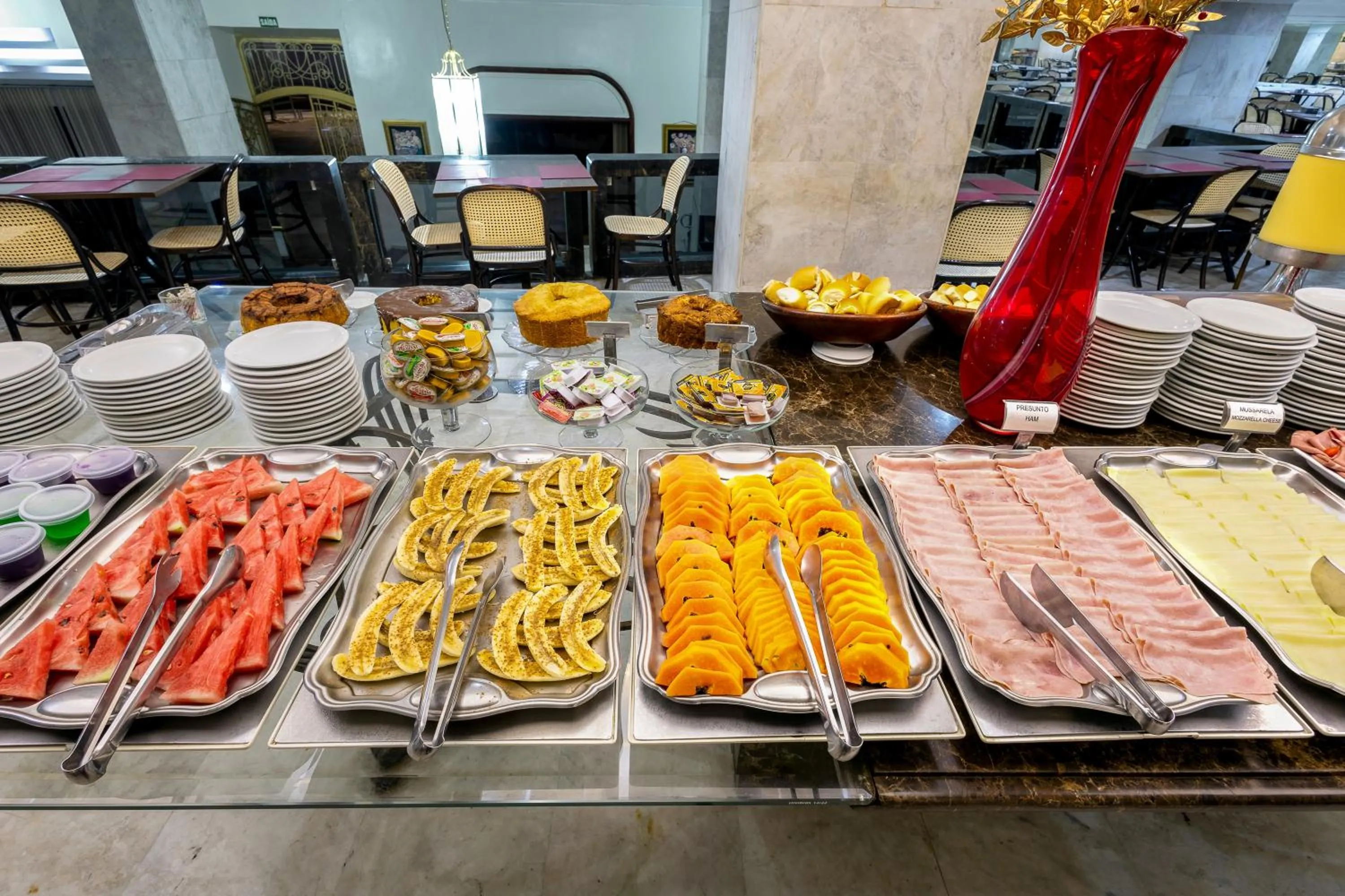 Buffet breakfast in Hotel Euro Suite São Paulo by Nacional Inn - A 600 METROS DA RUA 25 DE MARÇO