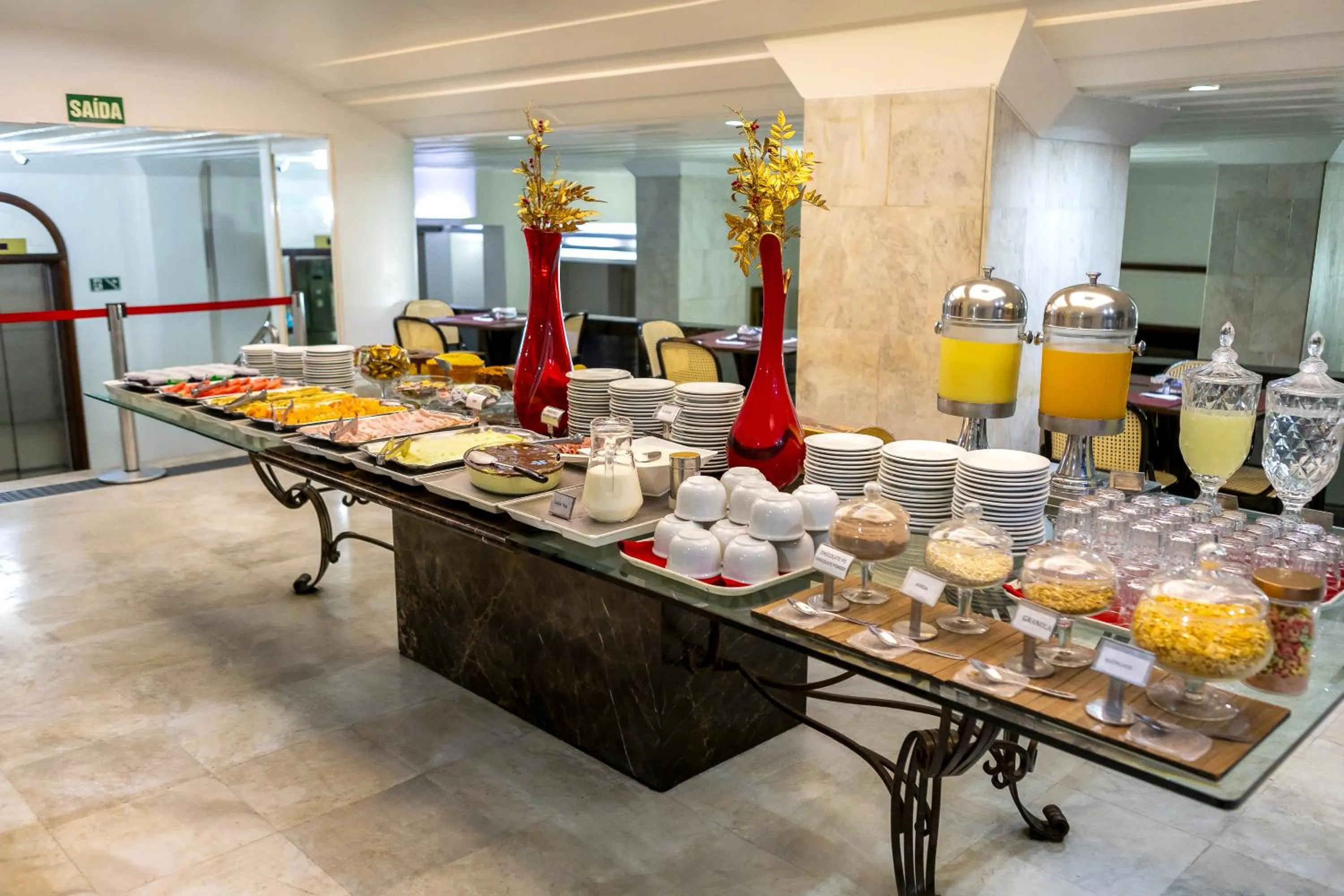 Buffet breakfast in Hotel Euro Suite São Paulo by Nacional Inn - A 600 METROS DA RUA 25 DE MARÇO