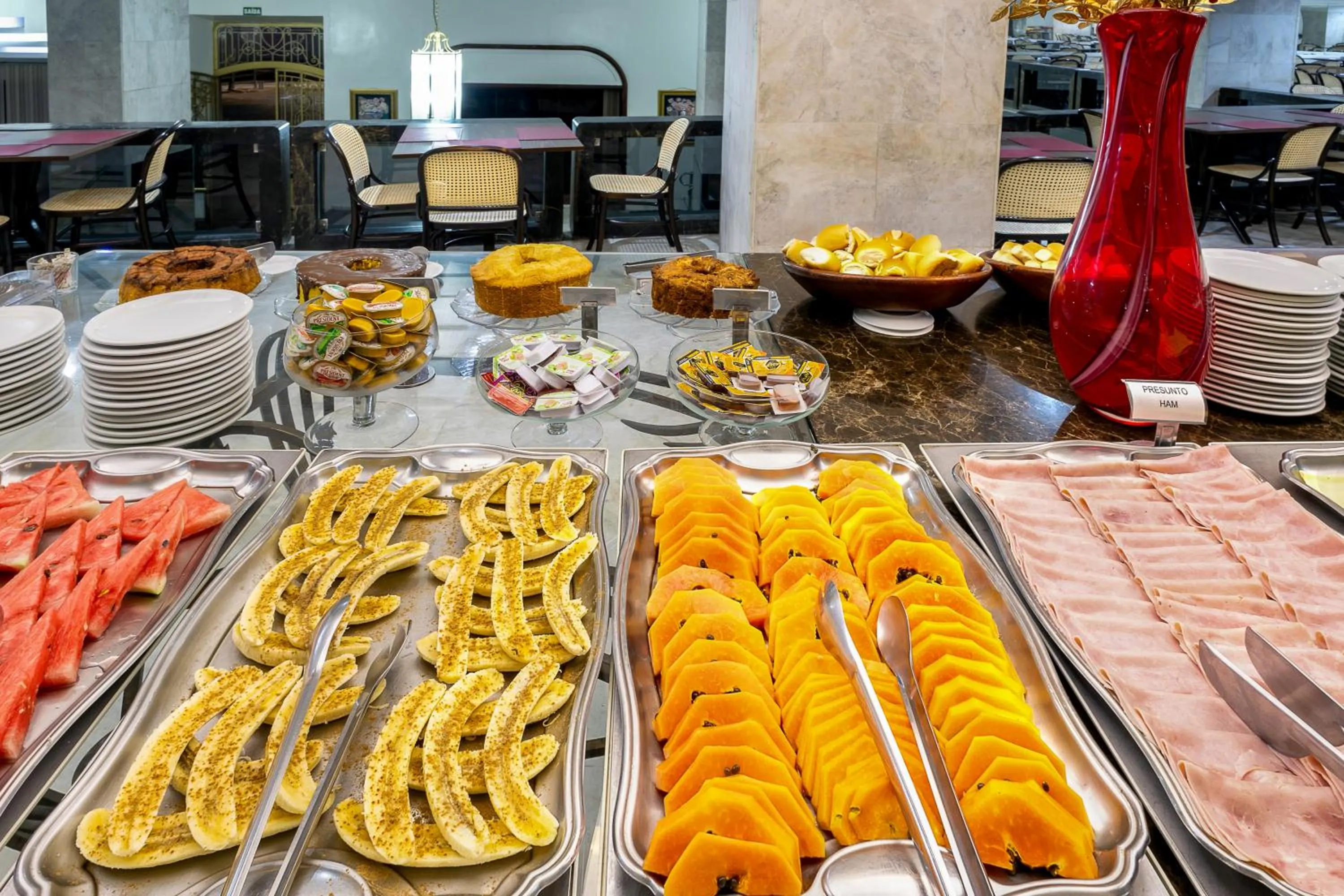 Buffet breakfast in Hotel Euro Suite São Paulo by Nacional Inn - A 600 METROS DA RUA 25 DE MARÇO