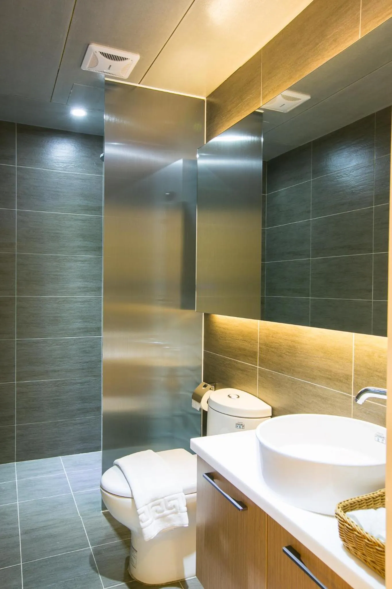 Shower in Happiness . danshui