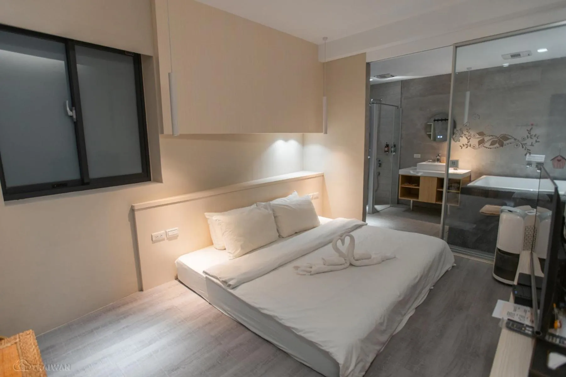 Photo of the whole room, Bed in Happiness . danshui