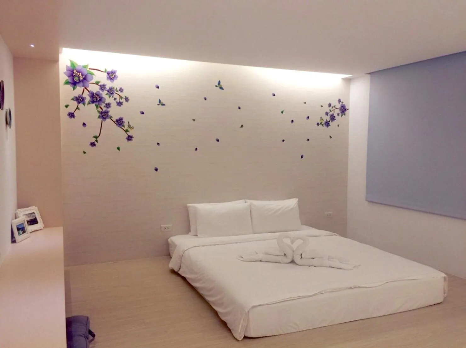 Photo of the whole room, Bed in Happiness . danshui