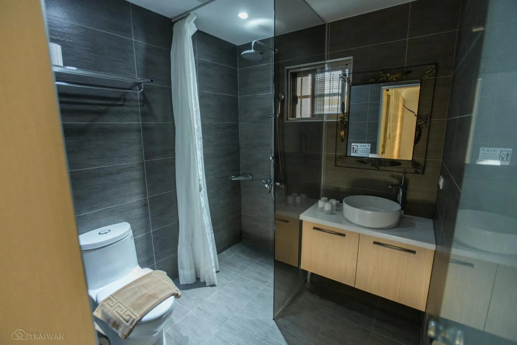 Shower in Happiness . danshui