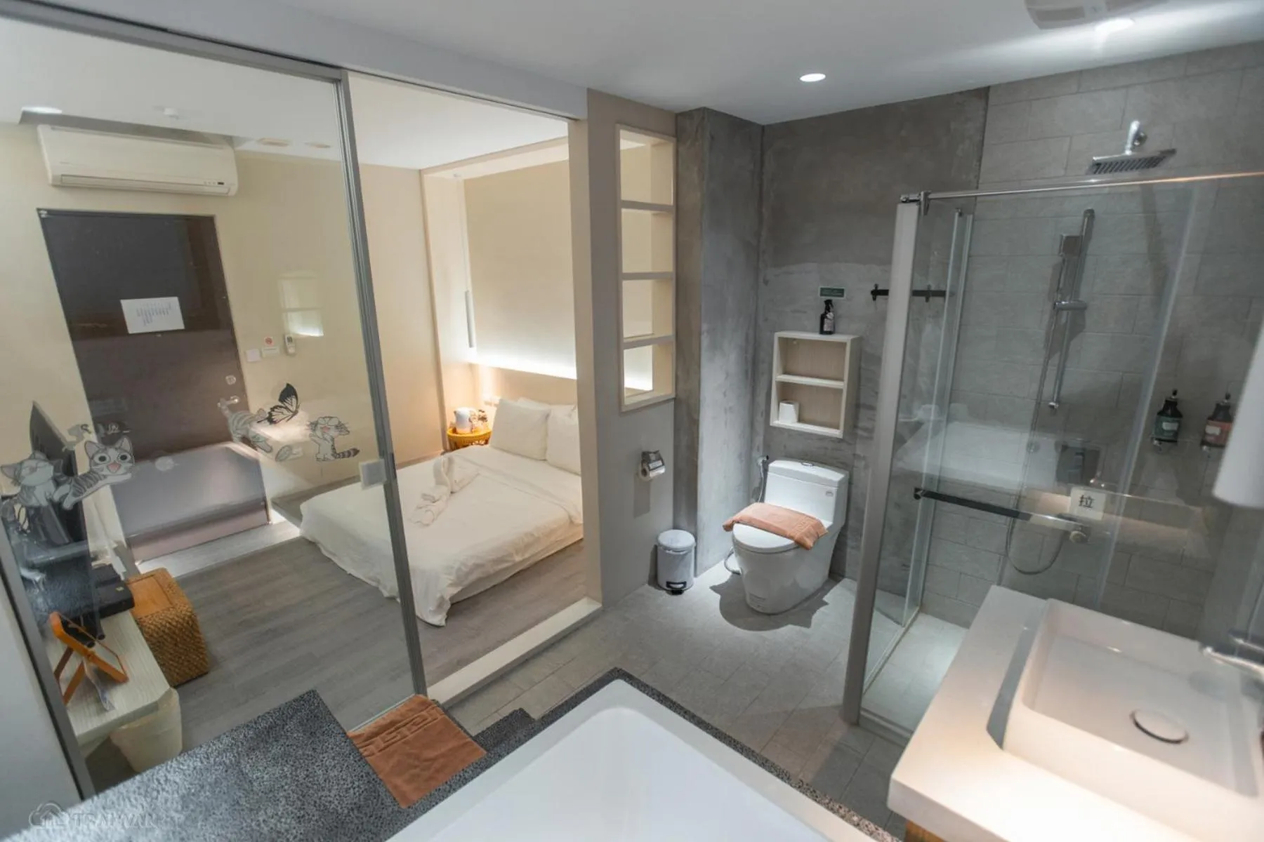 Shower in Happiness . danshui