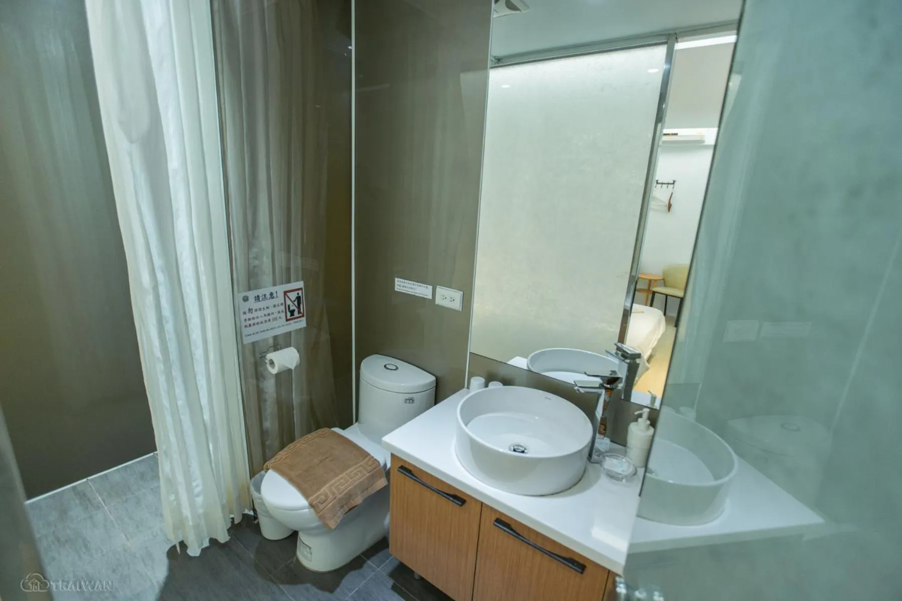 Shower in Happiness . danshui