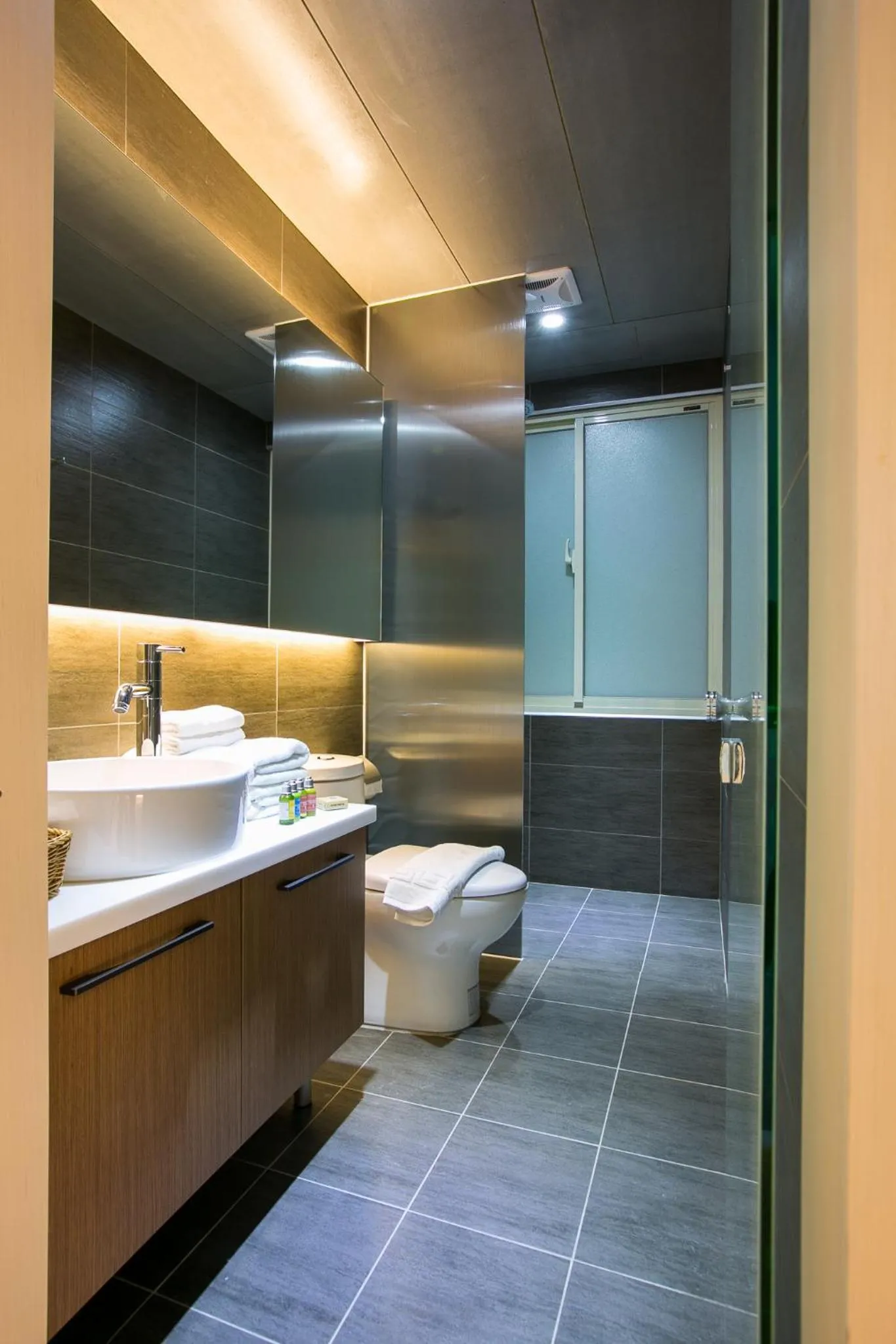 Shower in Happiness . danshui
