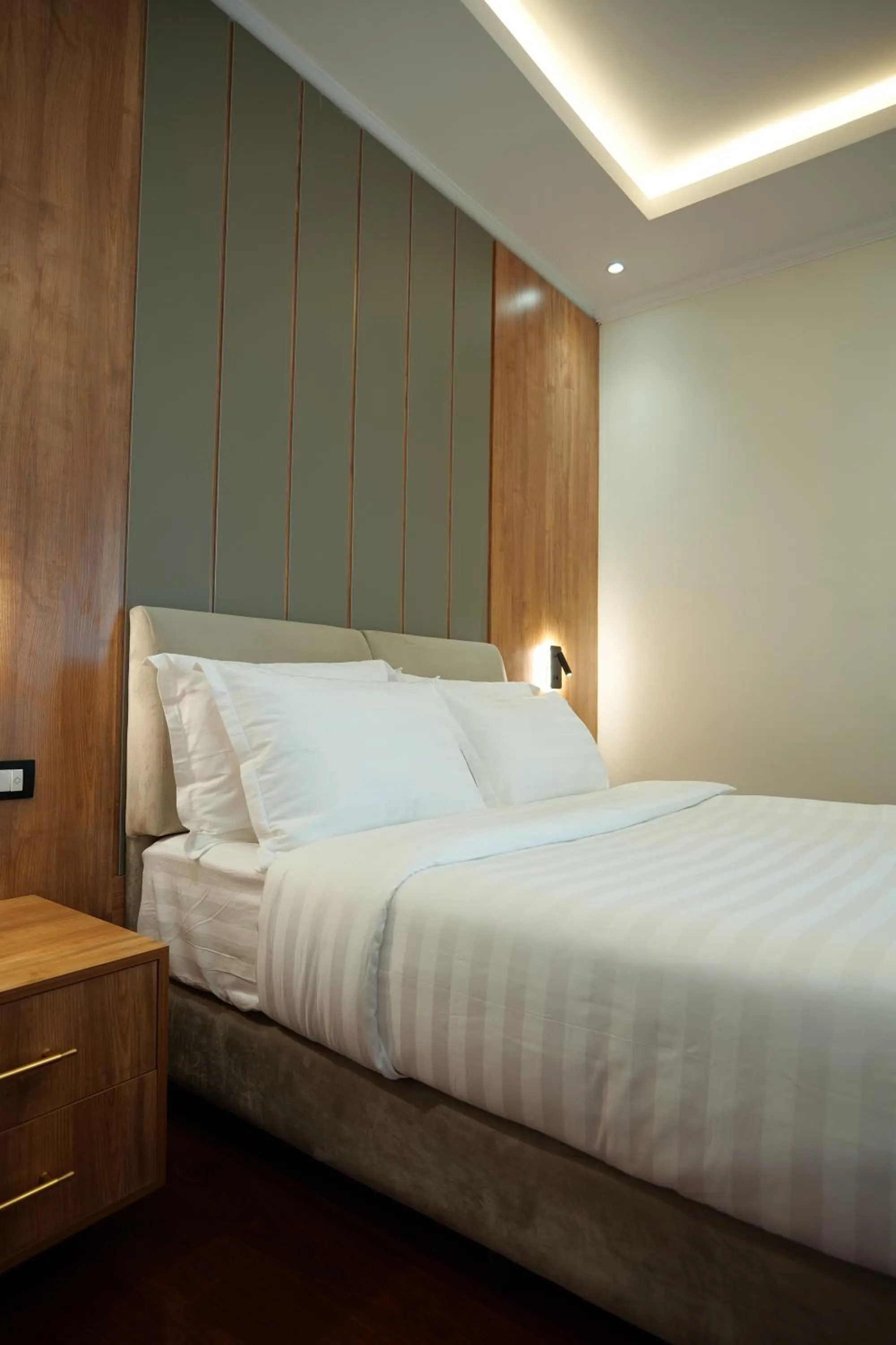 Bedroom, Bed in Crescent International Hotel