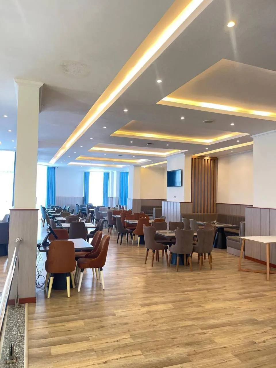 Restaurant/places to eat in Crescent International Hotel