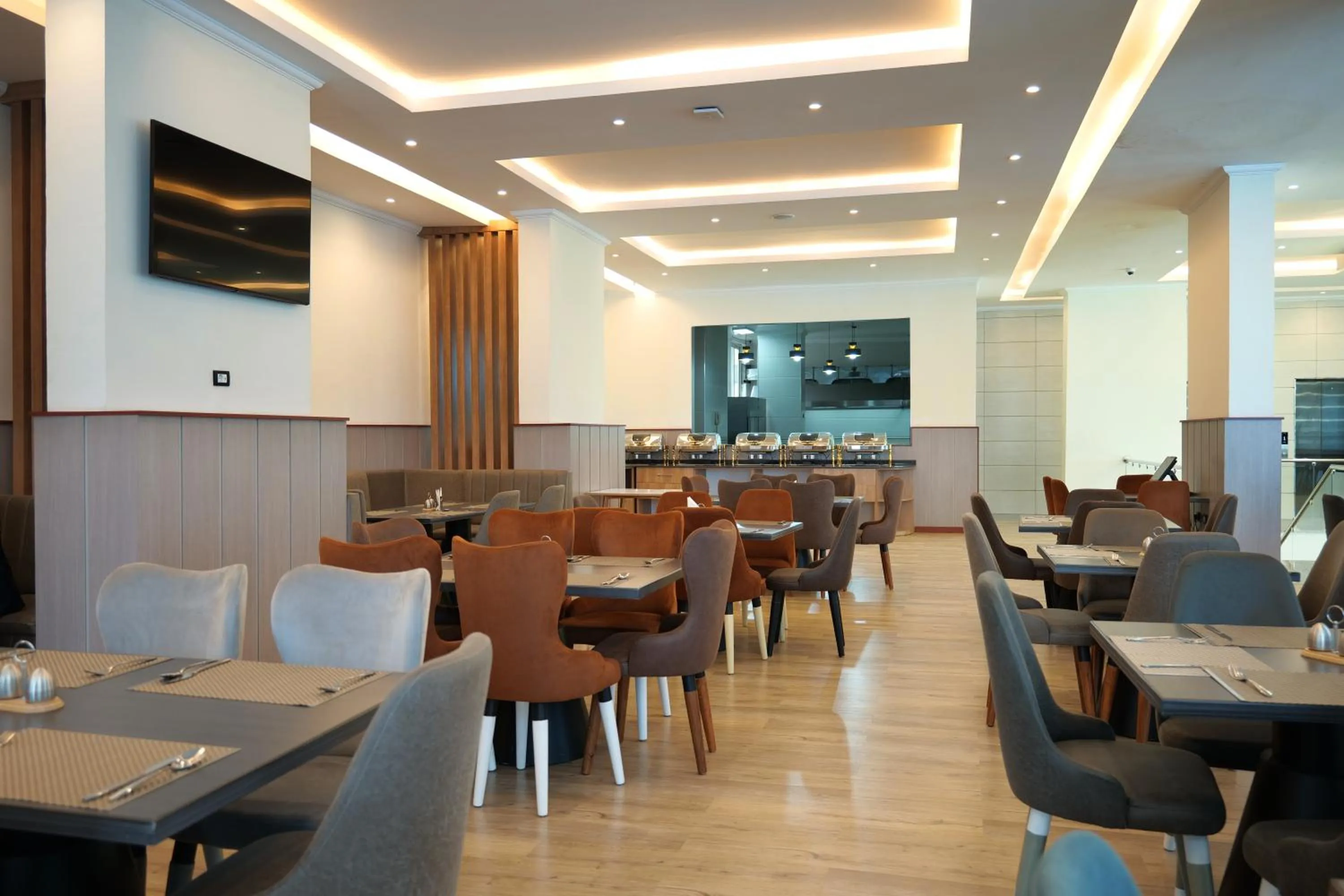 Restaurant/places to eat in Crescent International Hotel