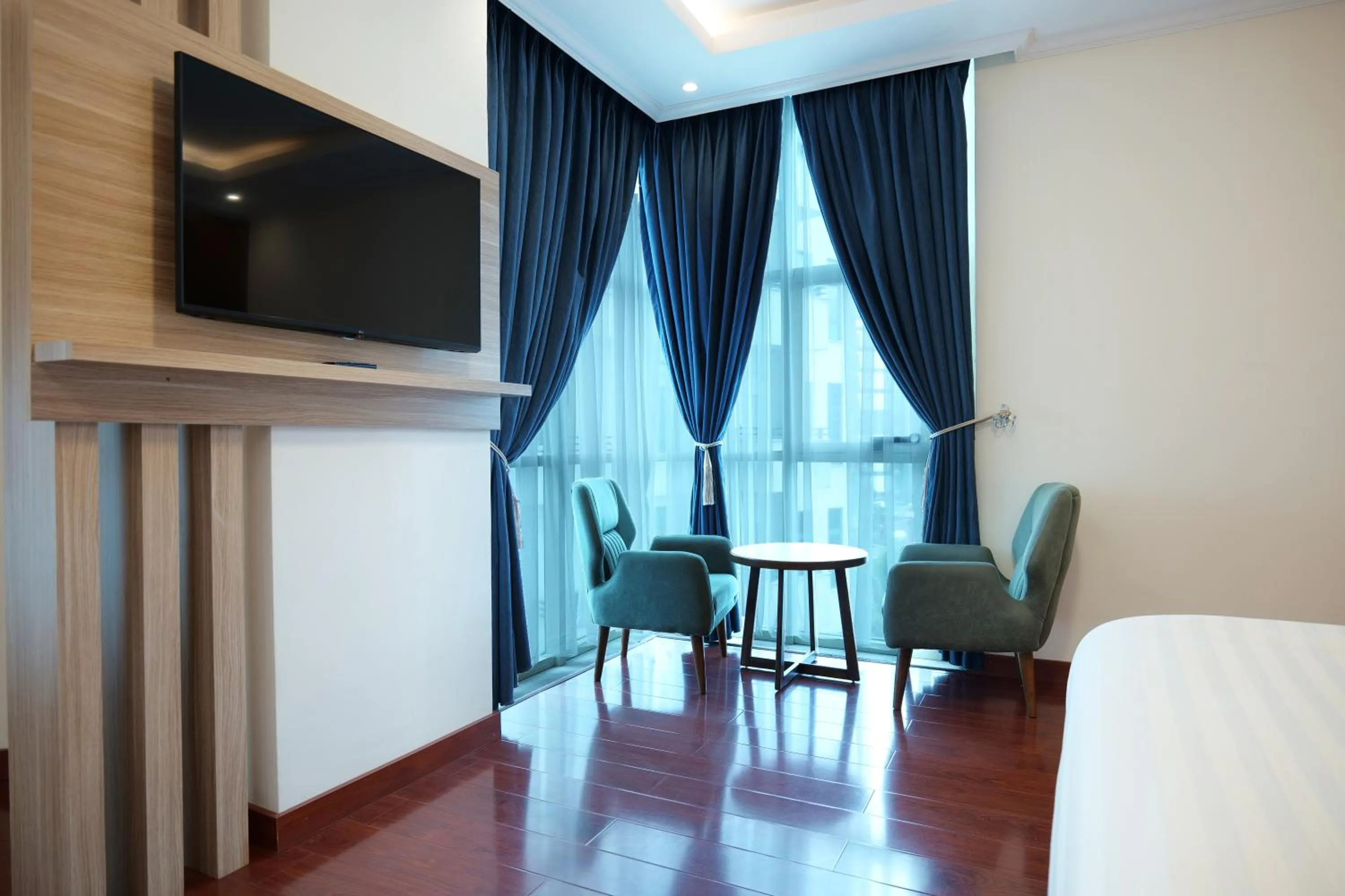 Seating area, Bed in Crescent International Hotel