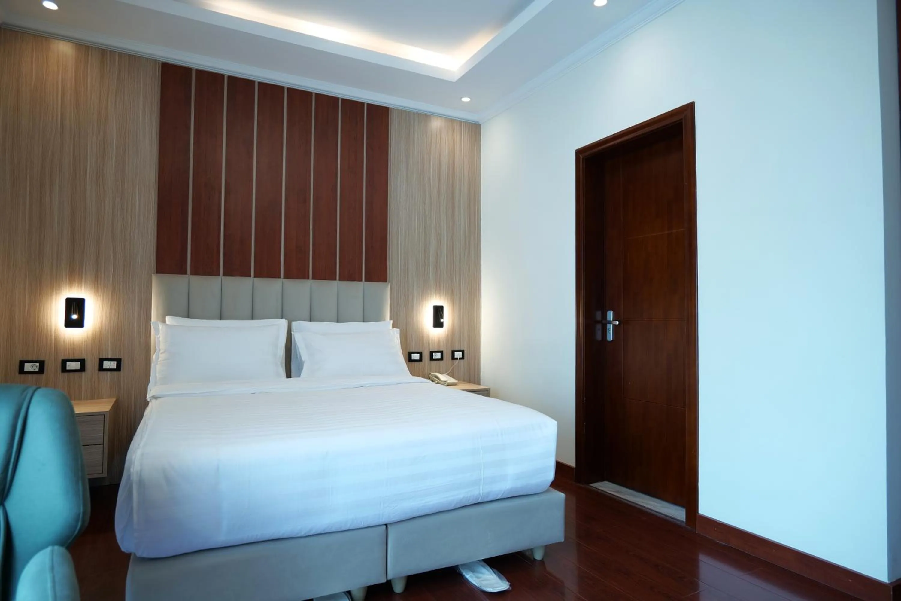 Bed in Crescent International Hotel