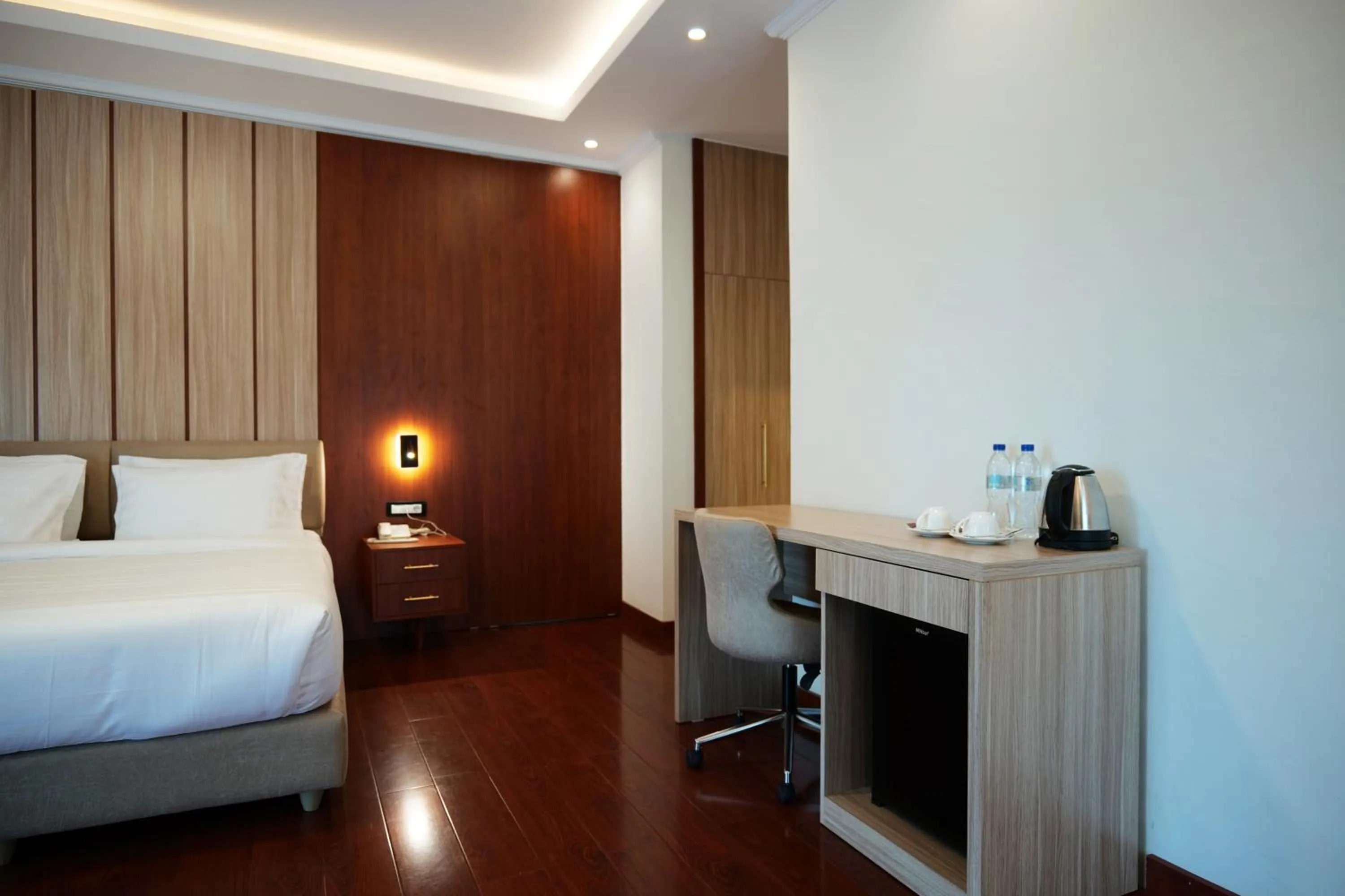 Coffee/tea facilities, Bed in Crescent International Hotel