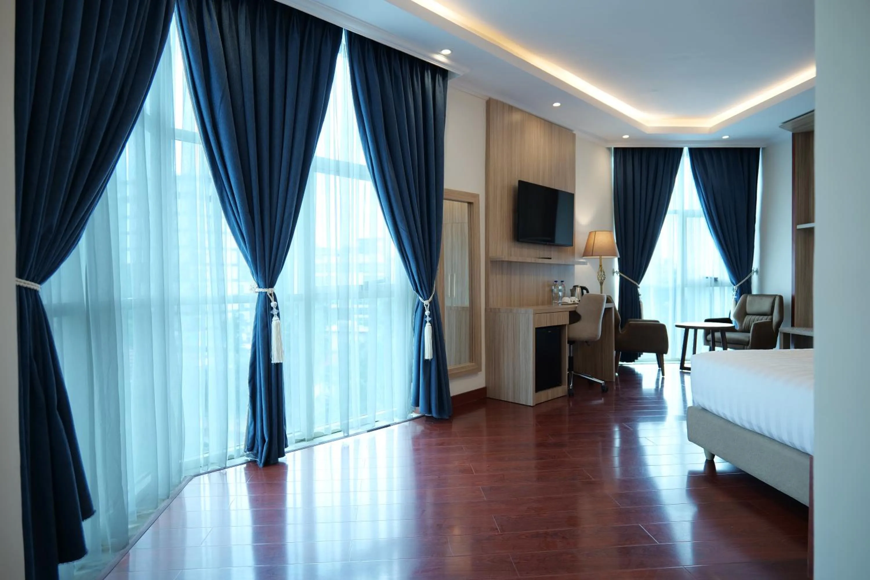 Bed in Crescent International Hotel