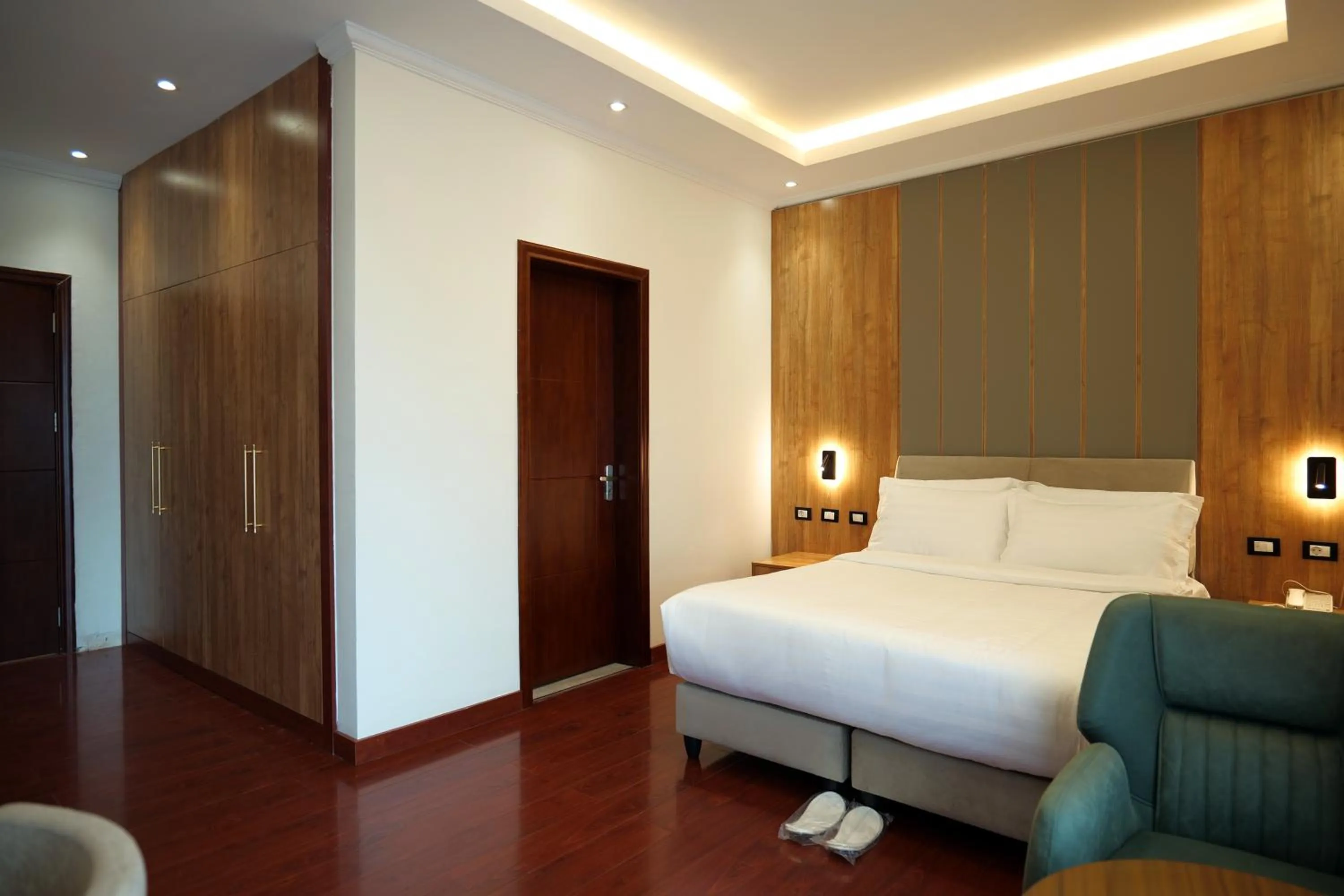 room service, Bed in Crescent International Hotel