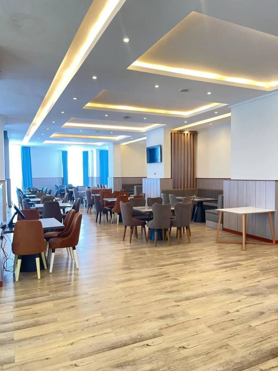 Restaurant/places to eat in Crescent International Hotel