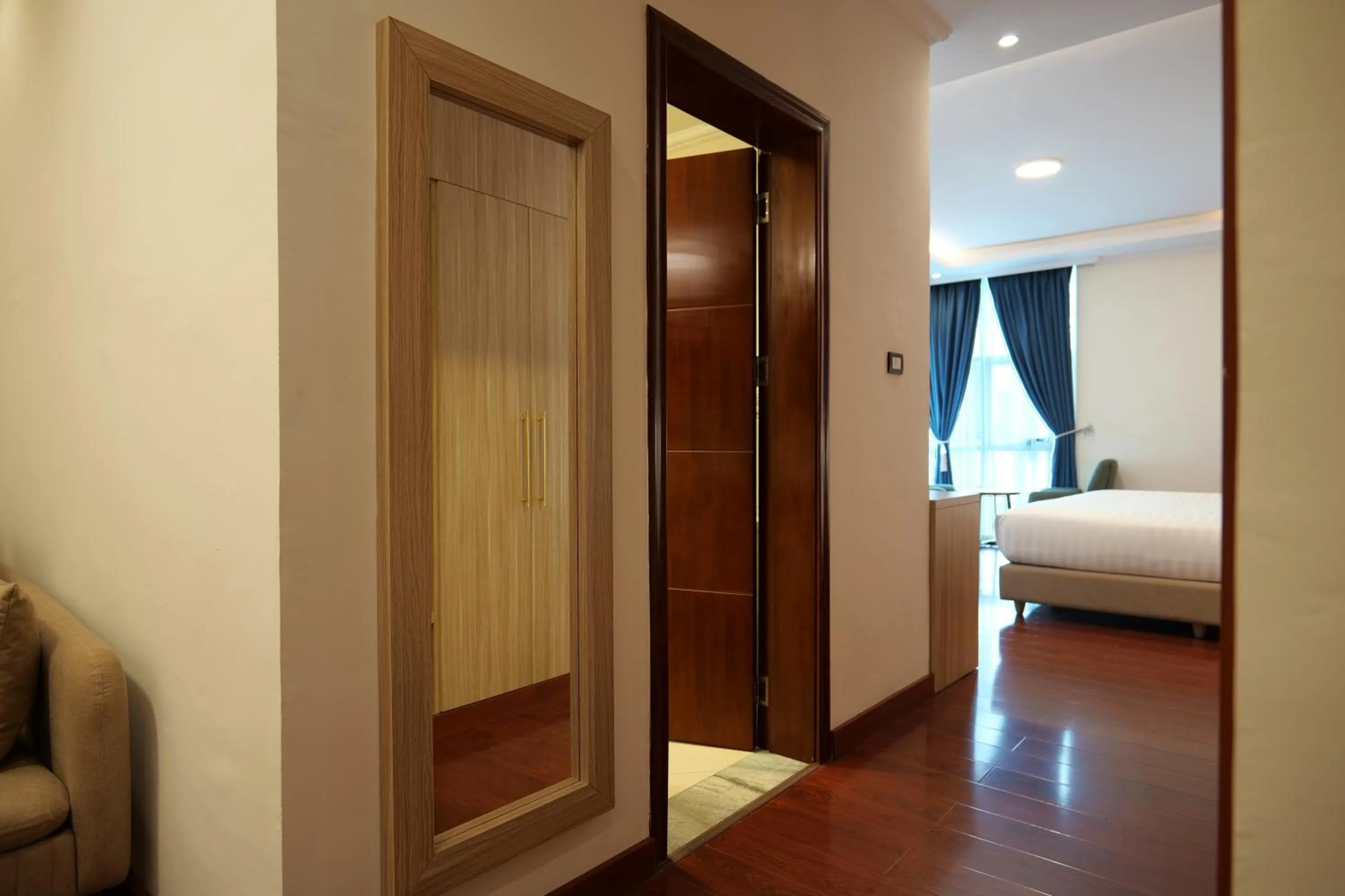 Bed in Crescent International Hotel