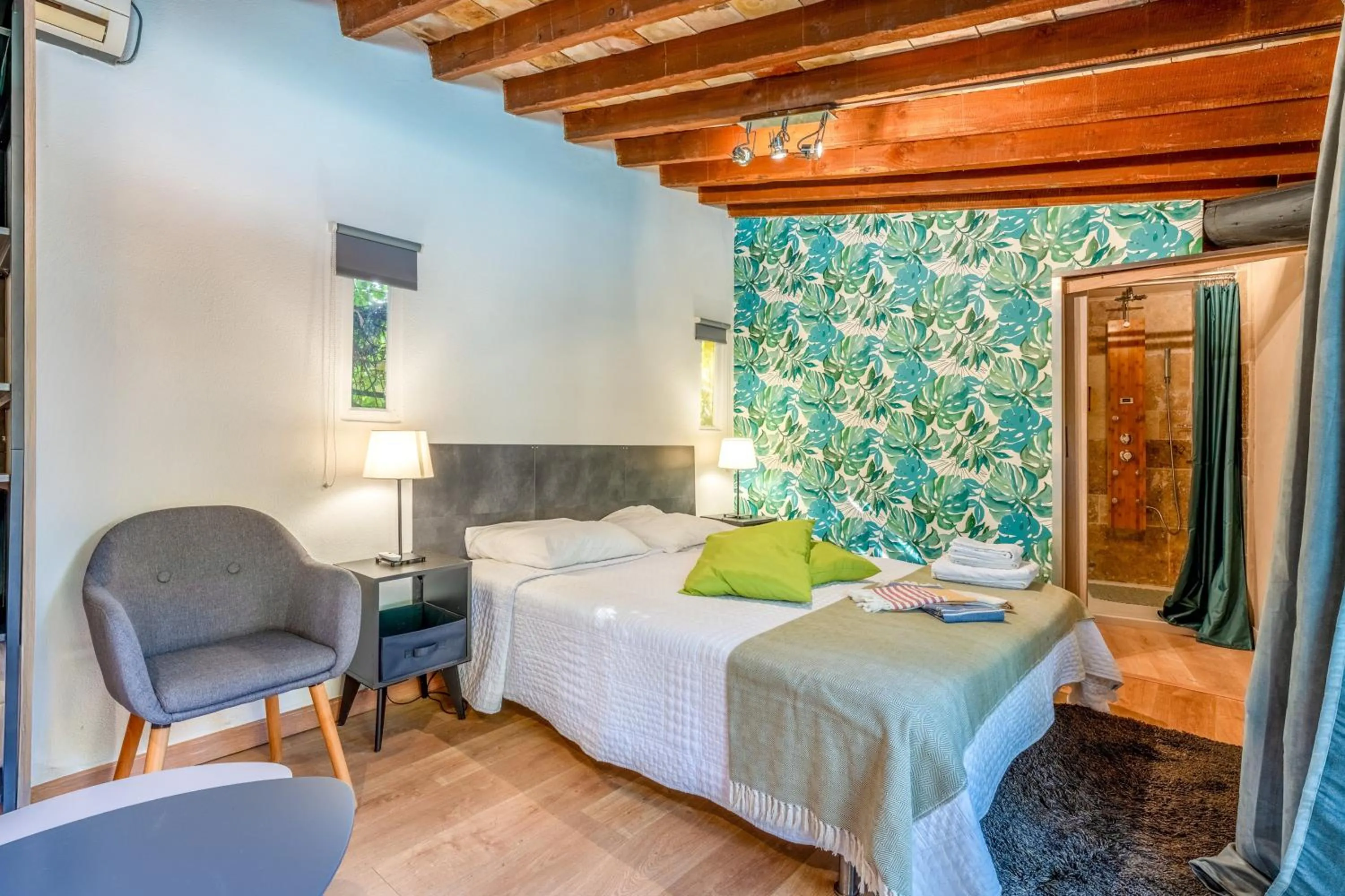 Property building, Bed in Inn 4 Bears