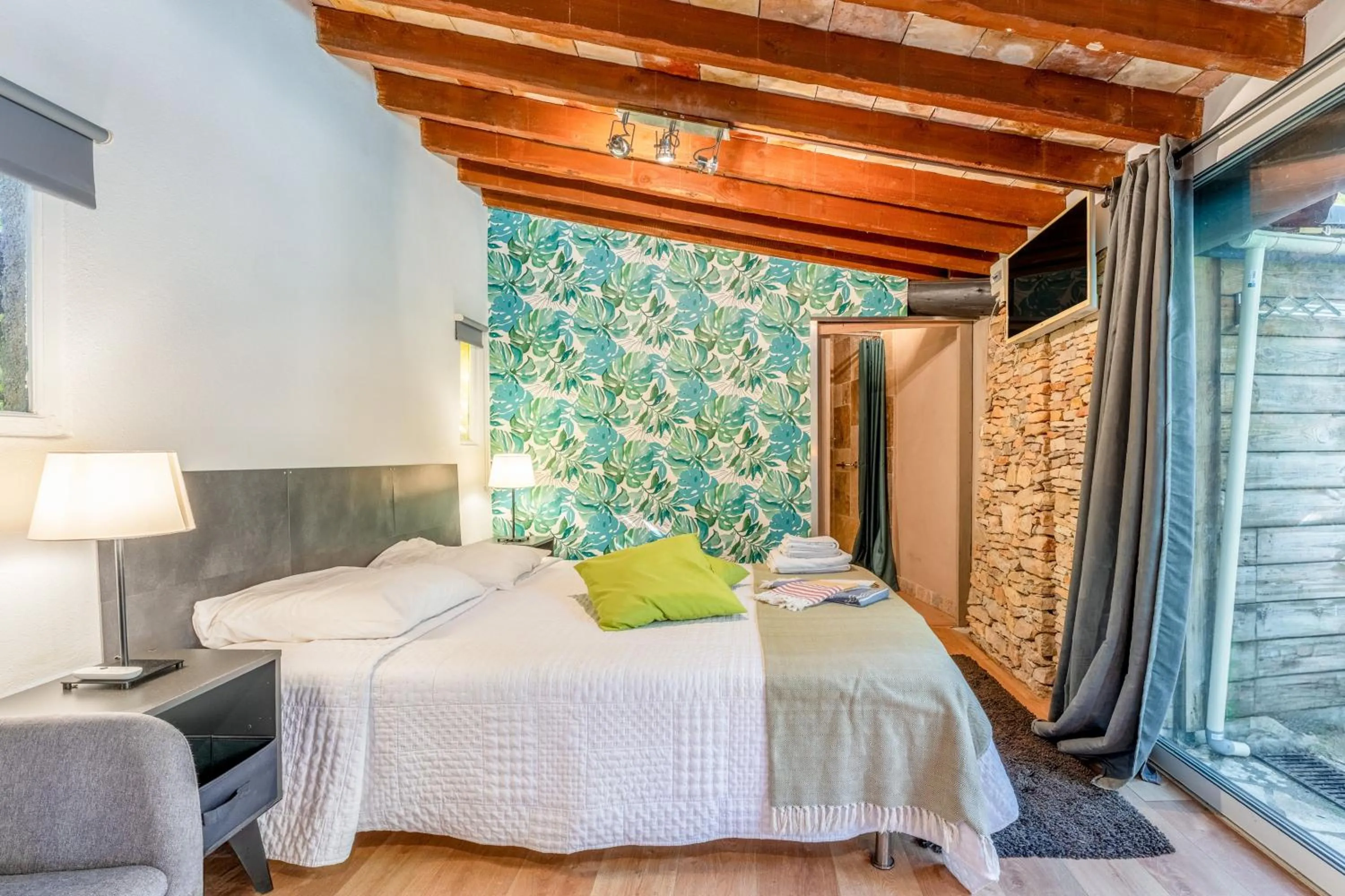 Property building, Bed in Inn 4 Bears