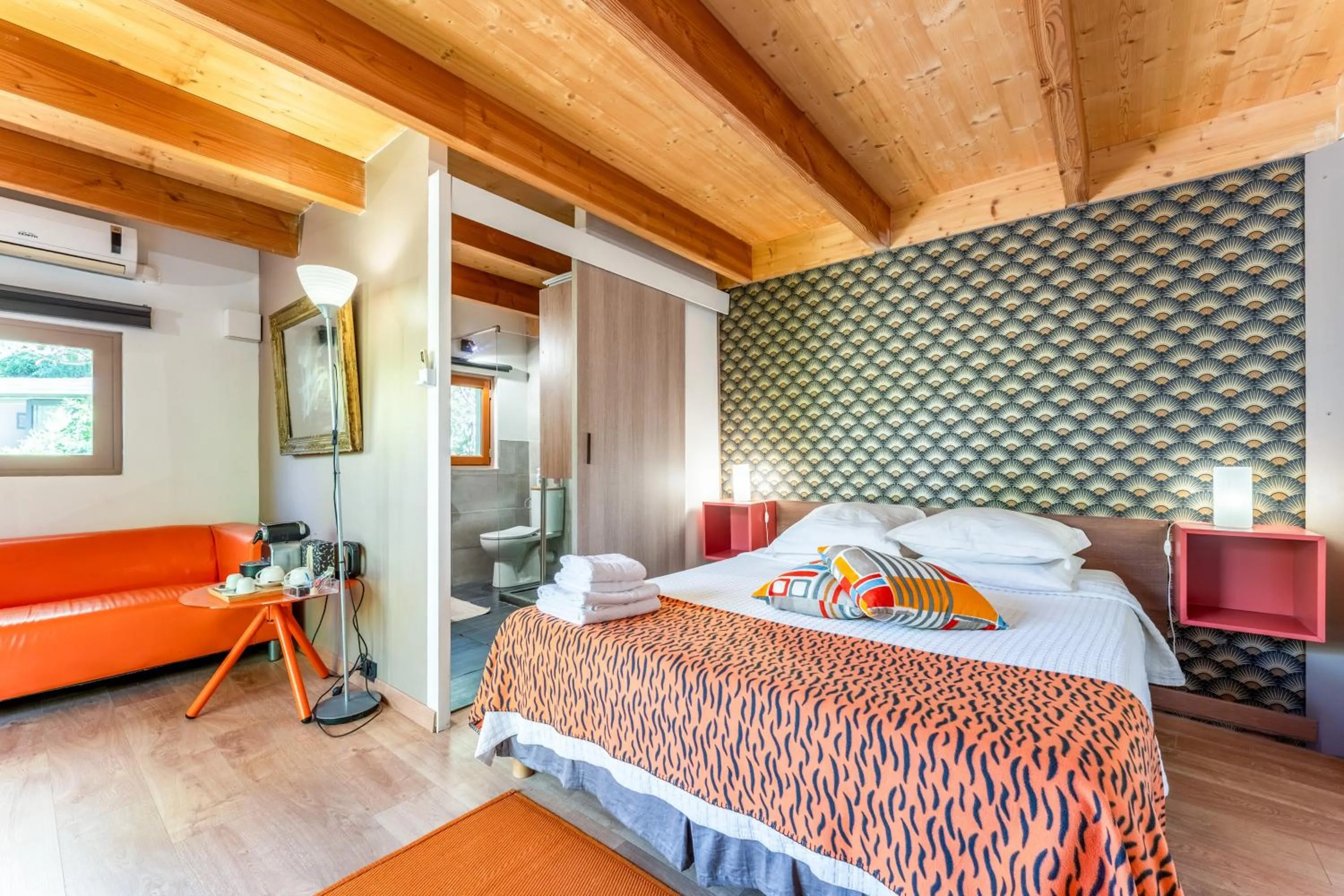 Property building, Bed in Inn 4 Bears