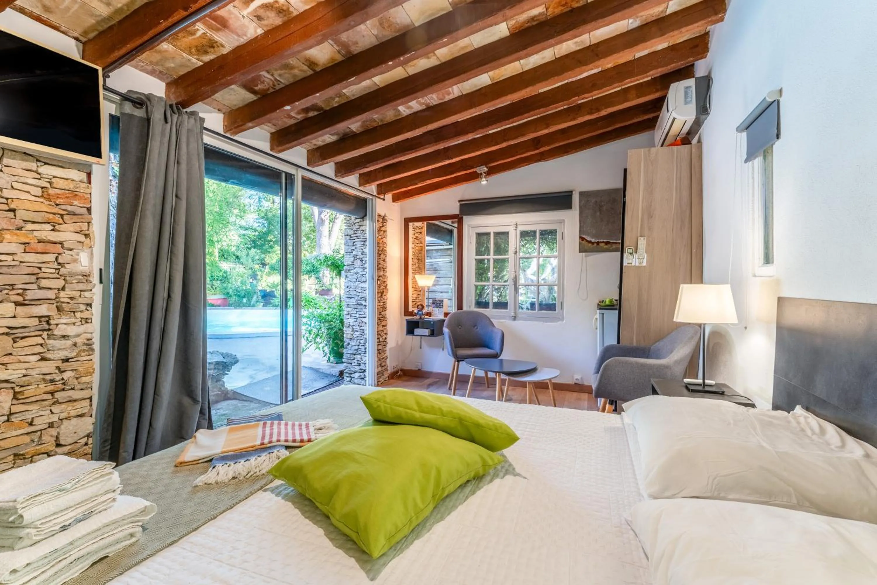 Property building, Bed in Inn 4 Bears