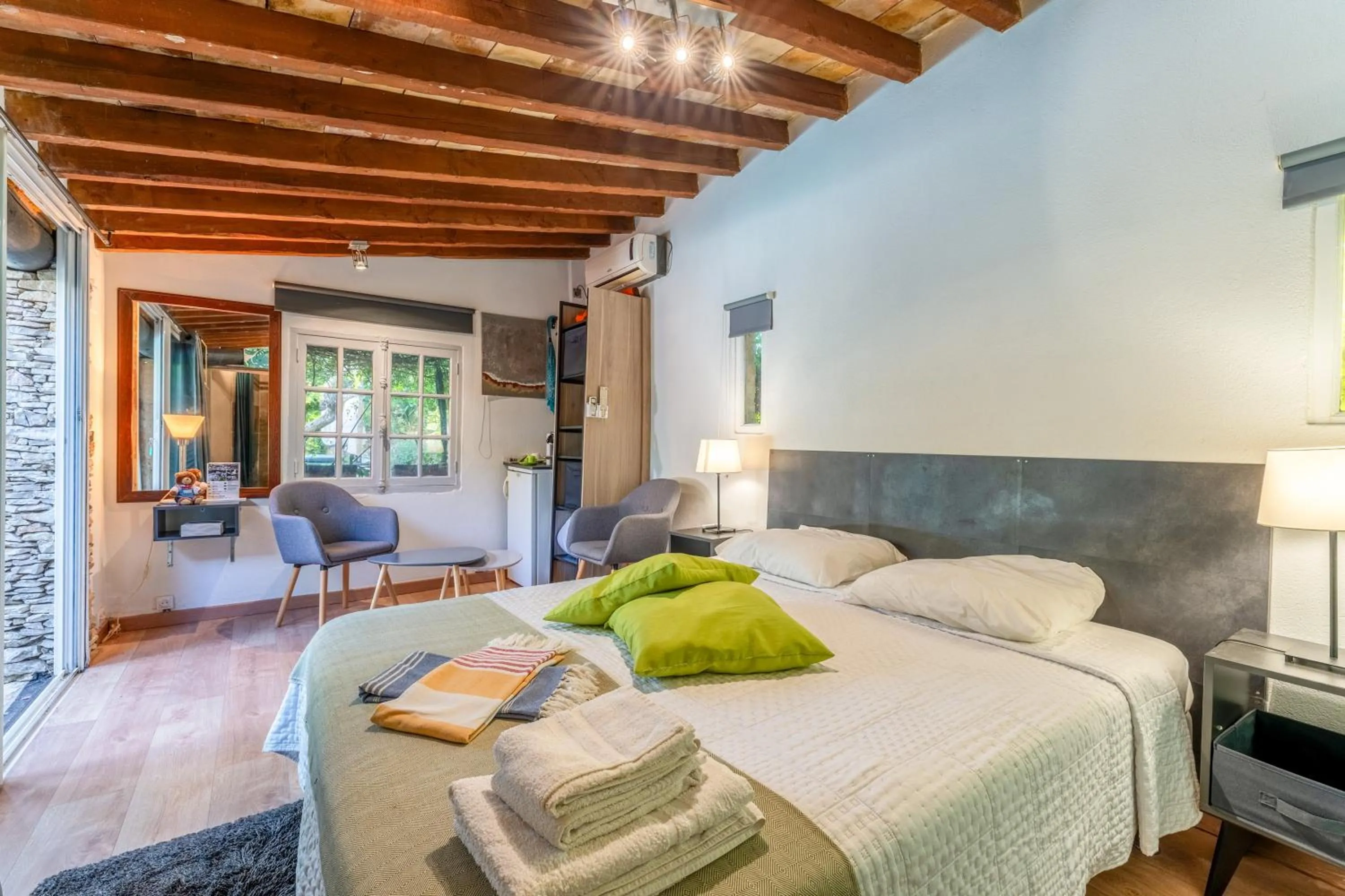 Property building, Bed in Inn 4 Bears