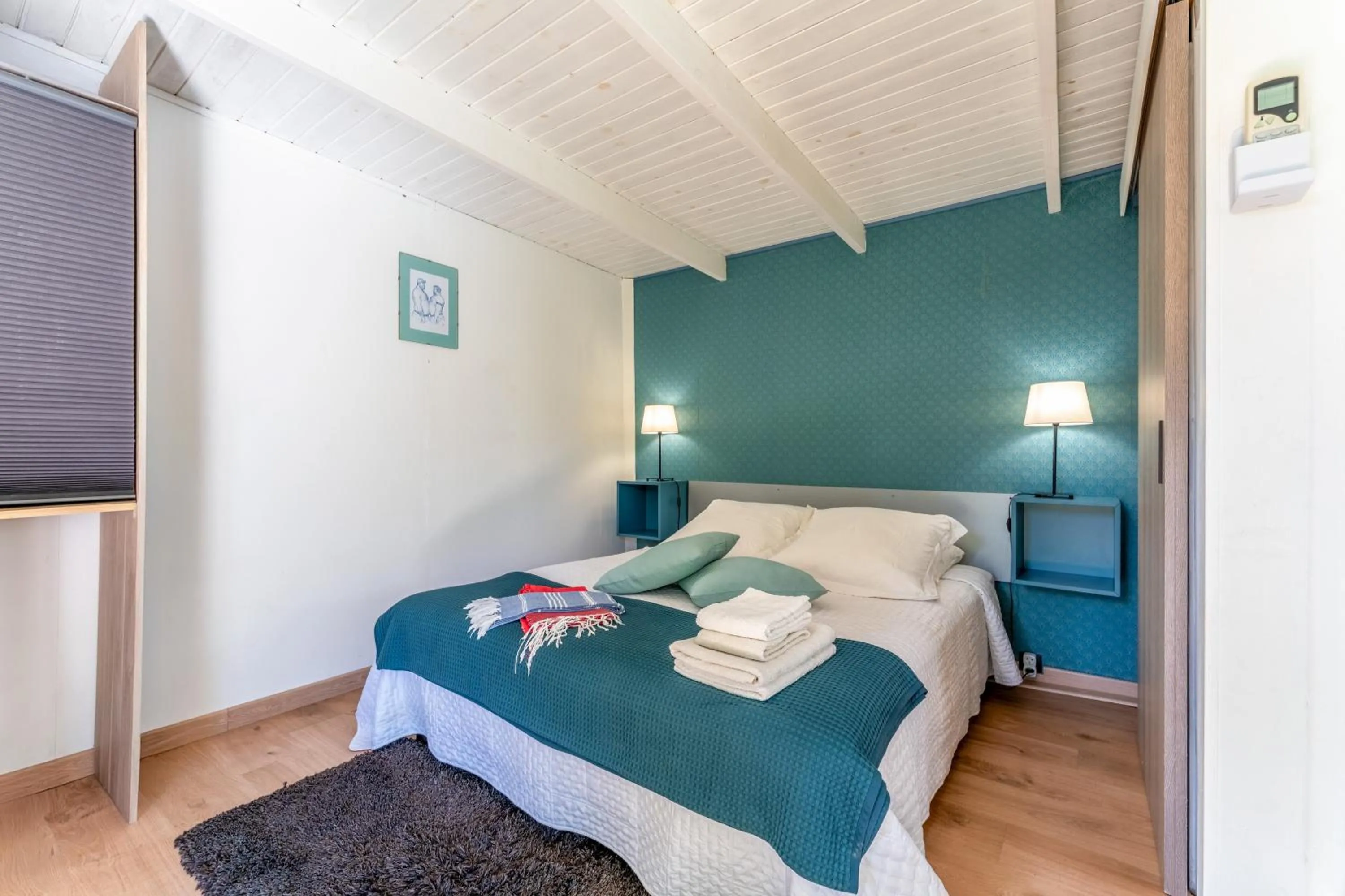 Property building, Bed in Inn 4 Bears