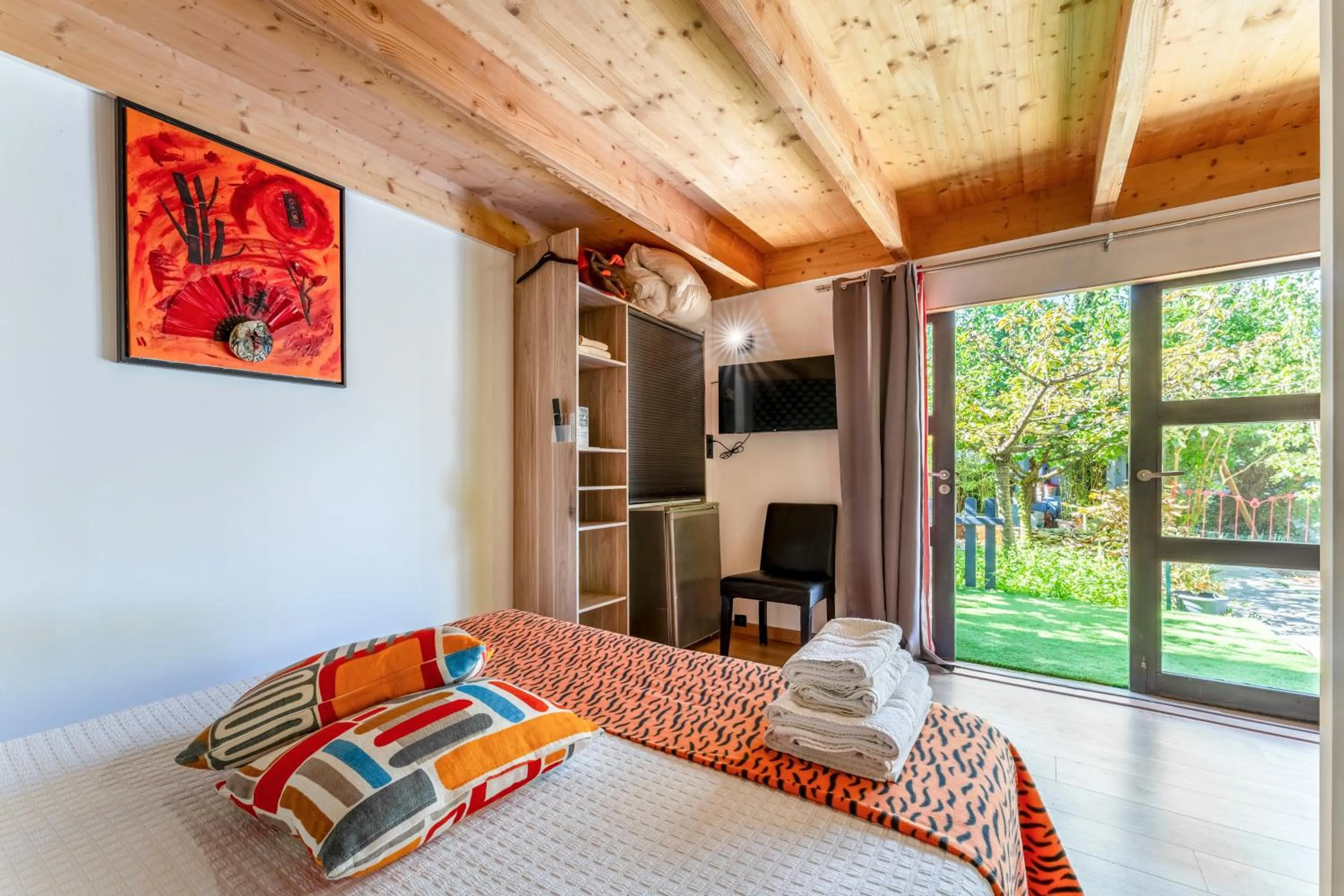 Property building, Bed in Inn 4 Bears