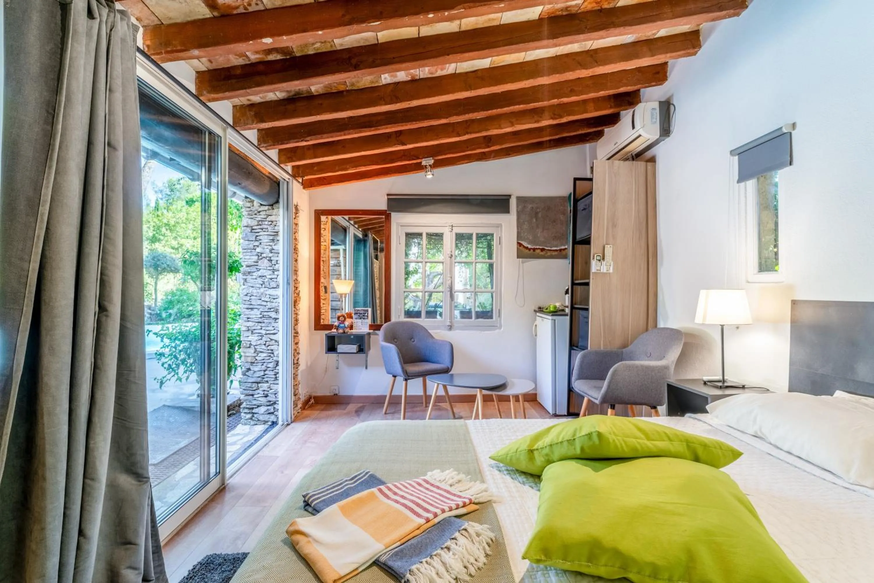 Property building, Bed in Inn 4 Bears