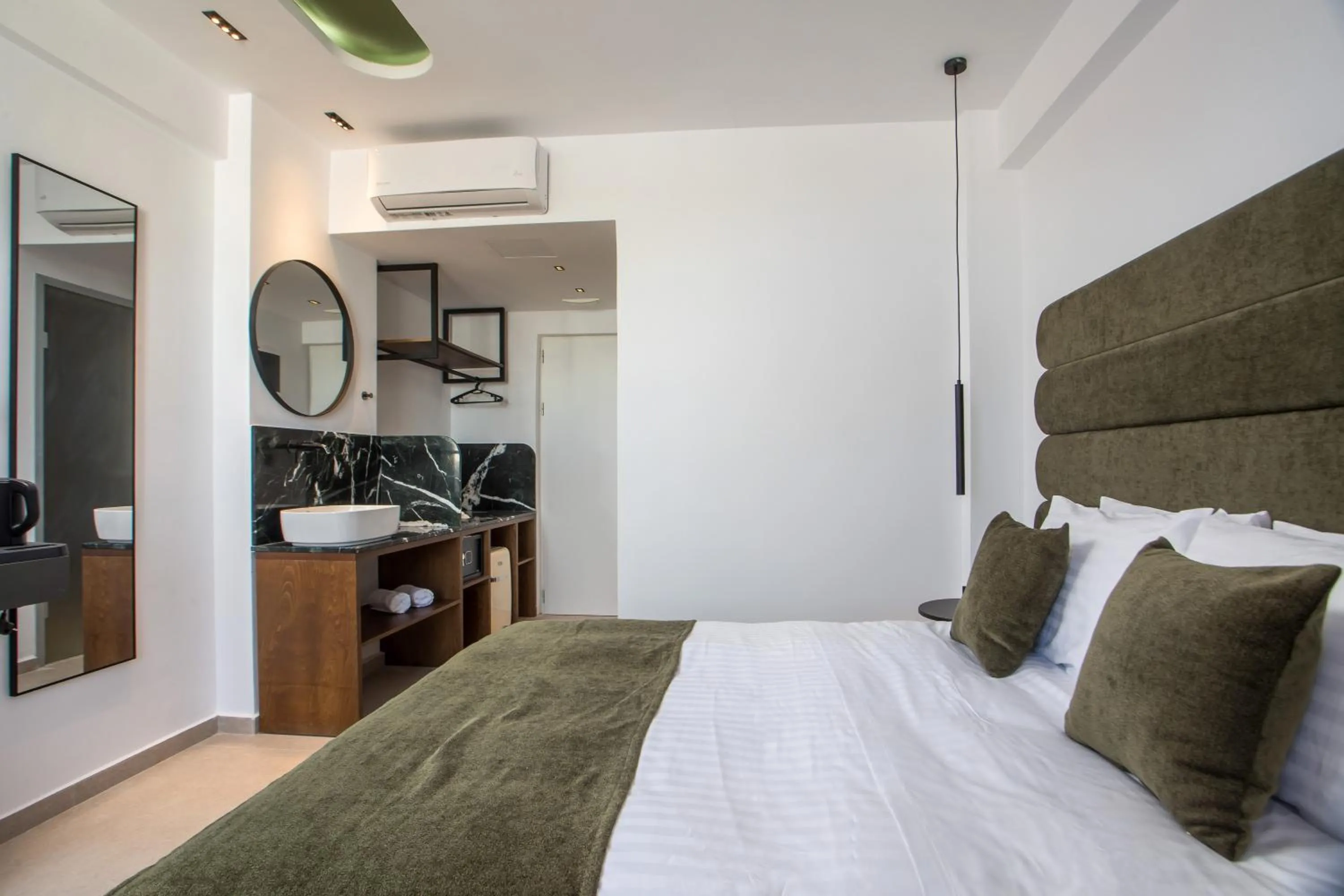 Photo of the whole room, Bed in Ermou 44 City Hotel