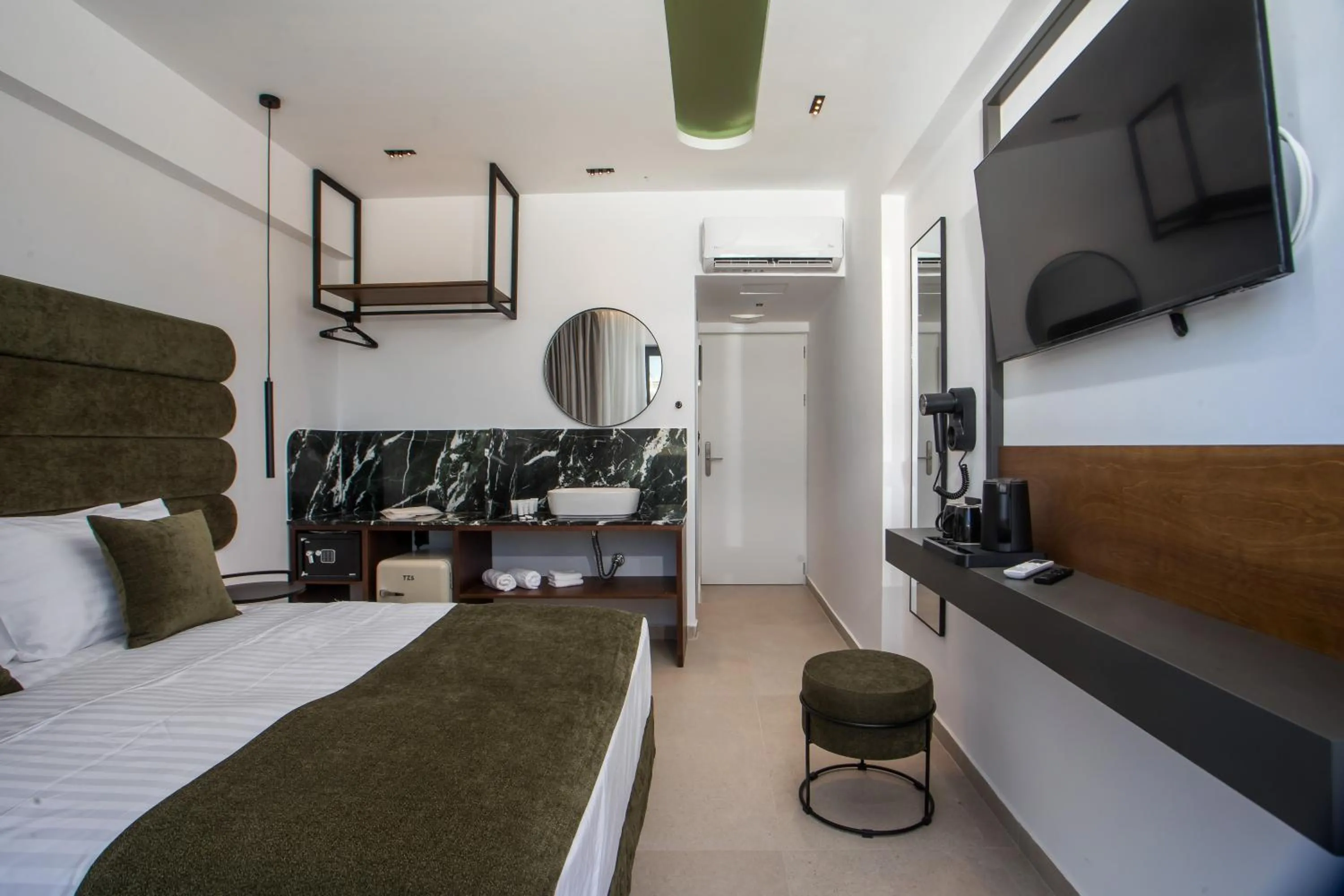Photo of the whole room, Bed in Ermou 44 City Hotel