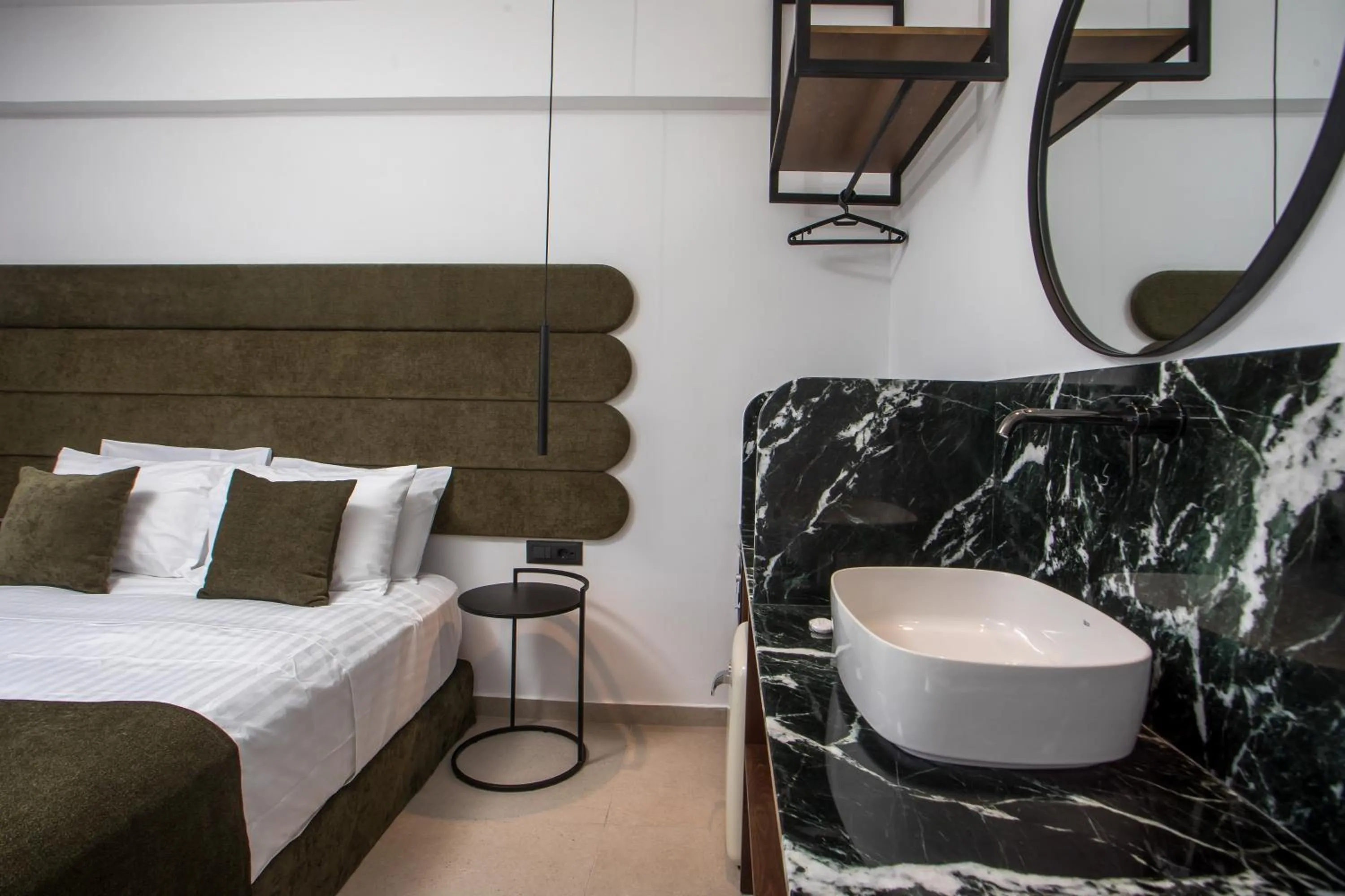 Photo of the whole room, Bed in Ermou 44 City Hotel