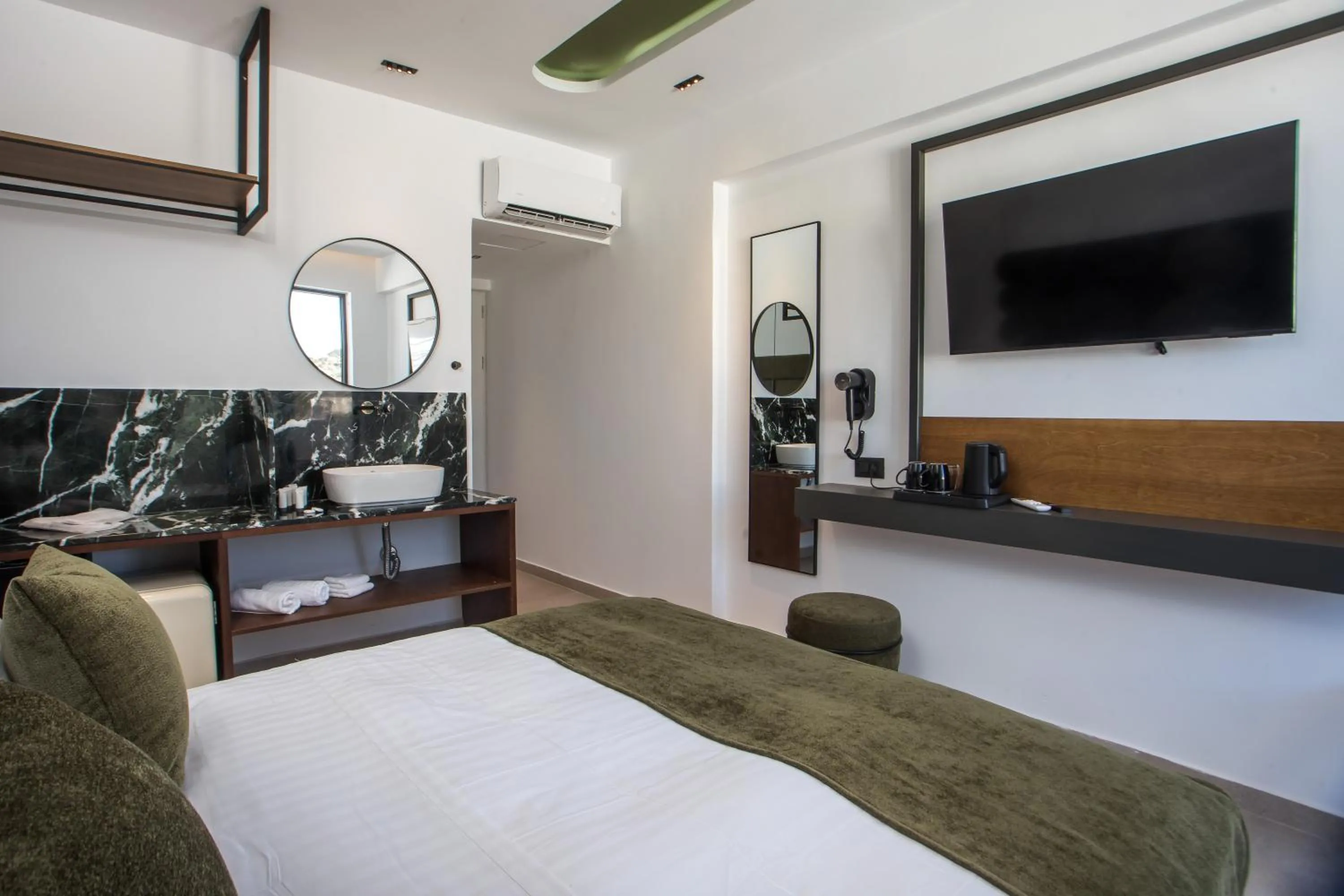 Photo of the whole room, Bed in Ermou 44 City Hotel