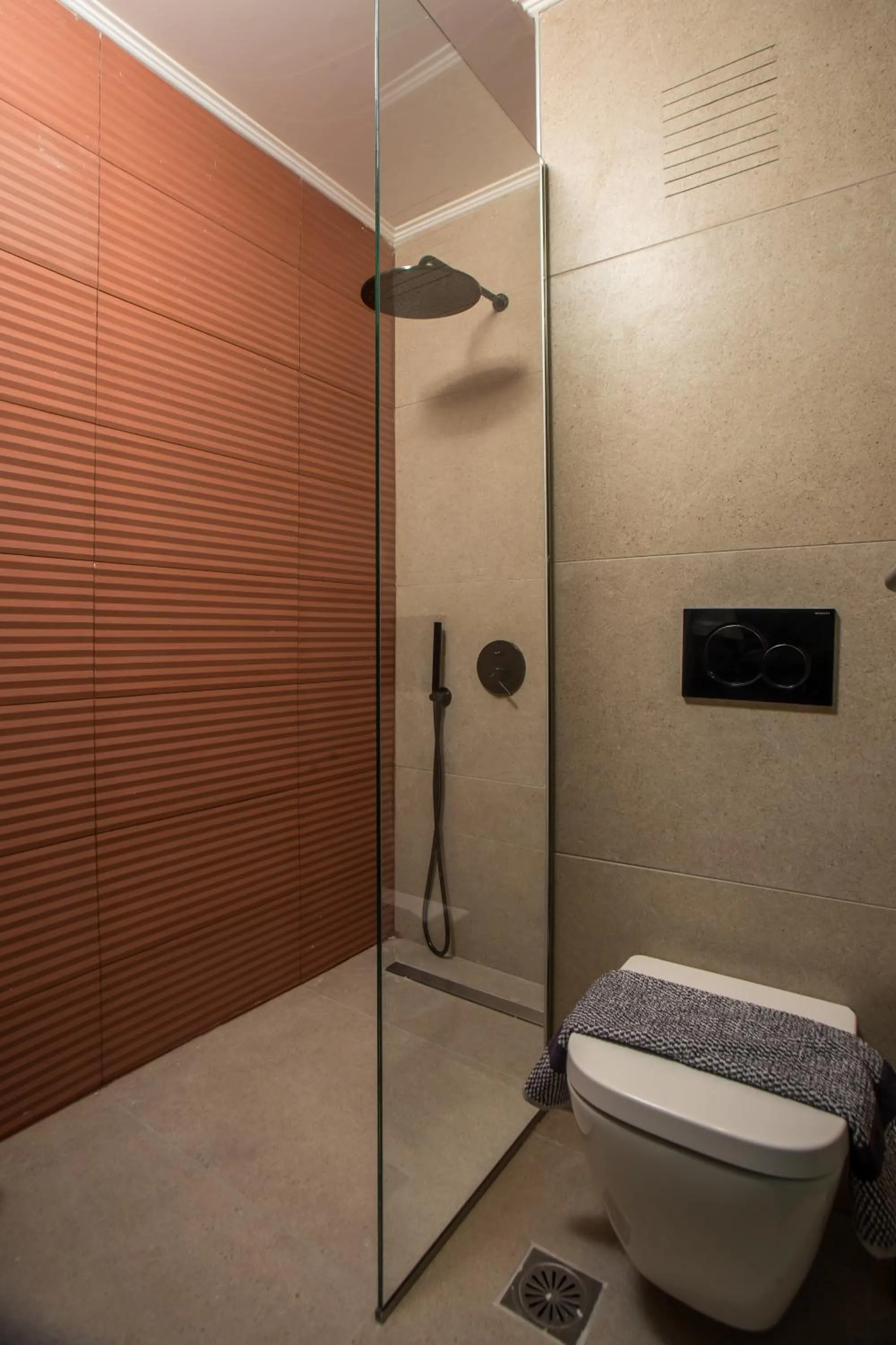 Shower in Ermou 44 City Hotel
