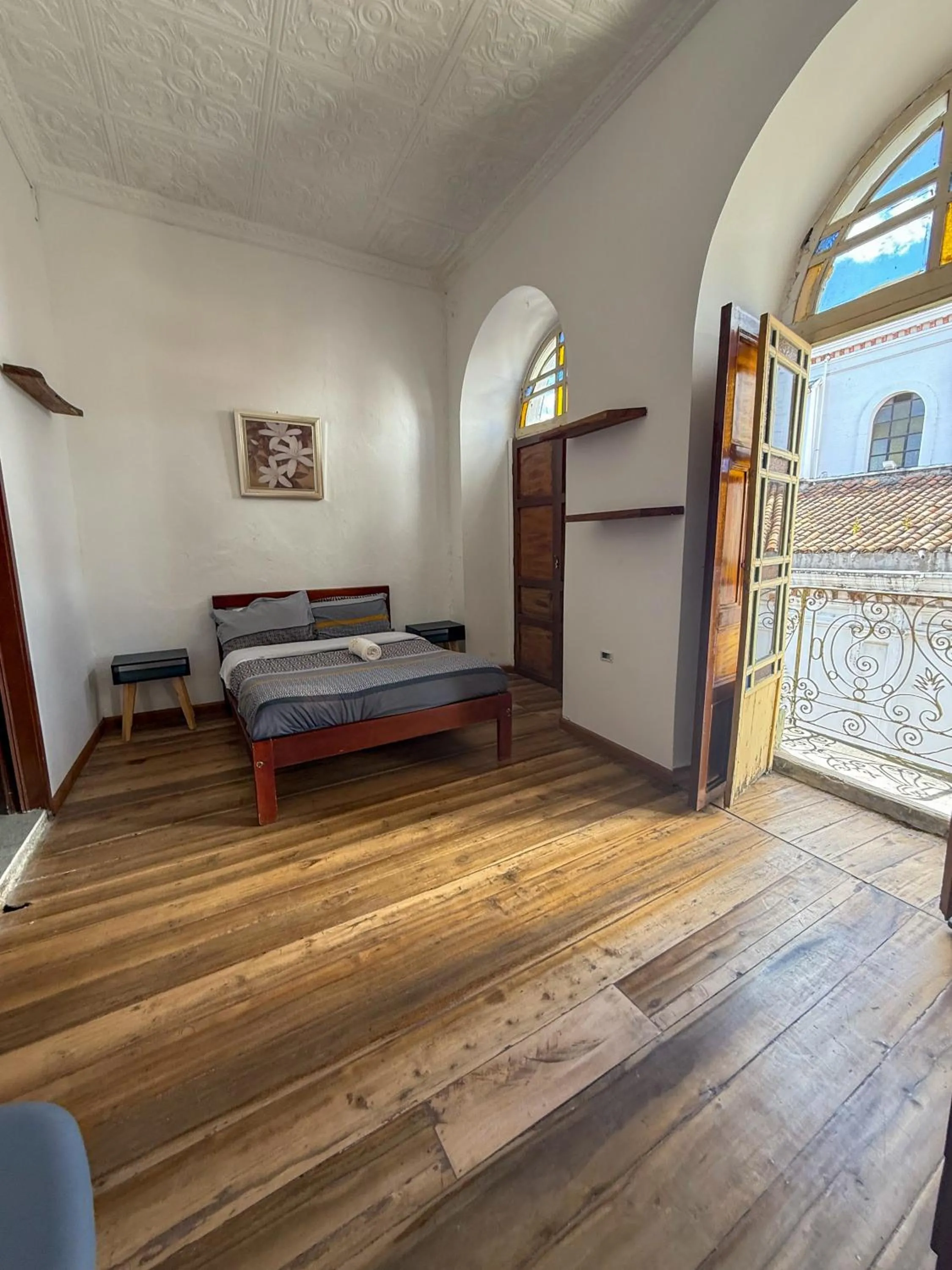 Photo of the whole room, Bed in Rooms