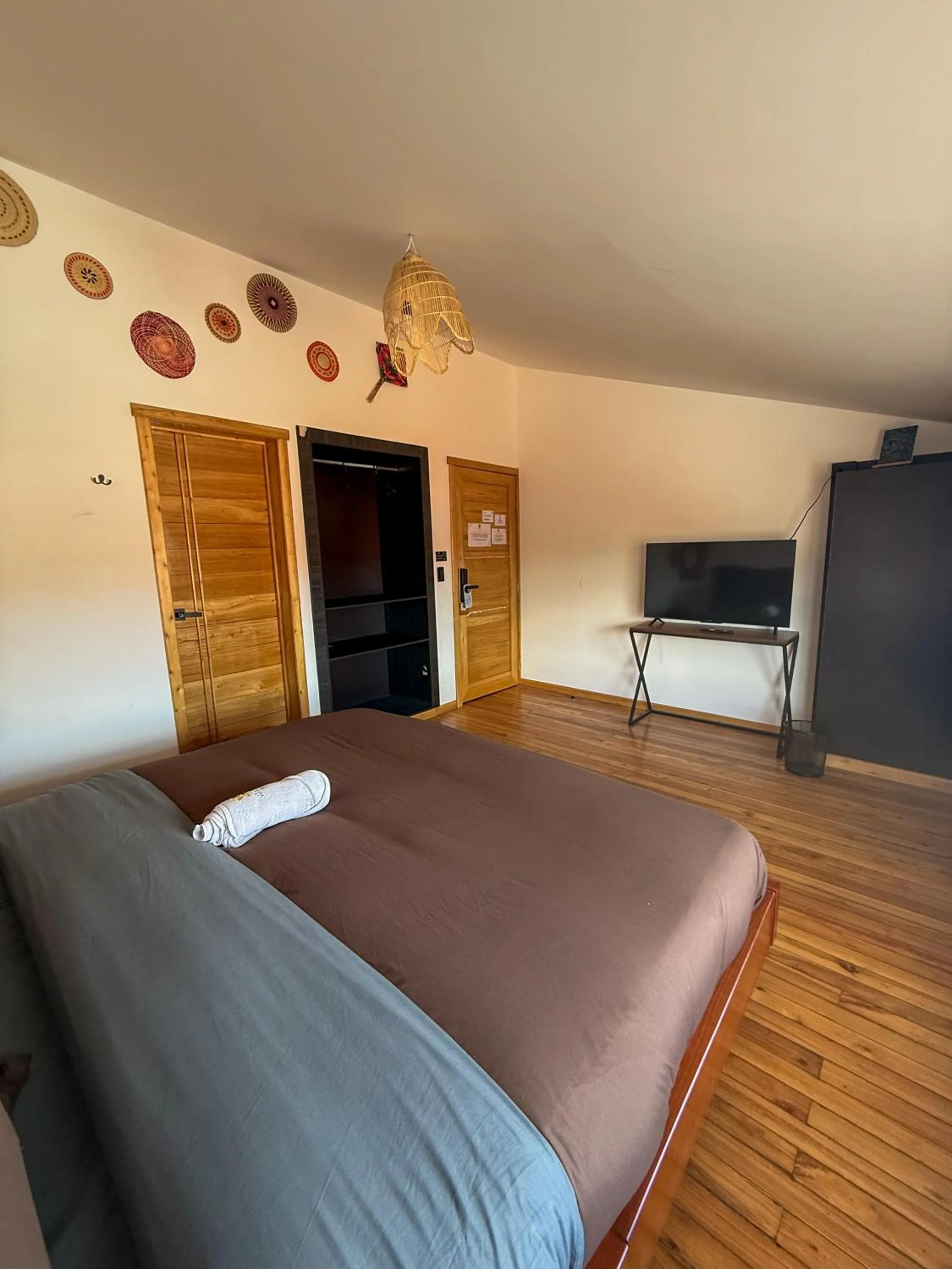 Photo of the whole room, Bed in Rooms
