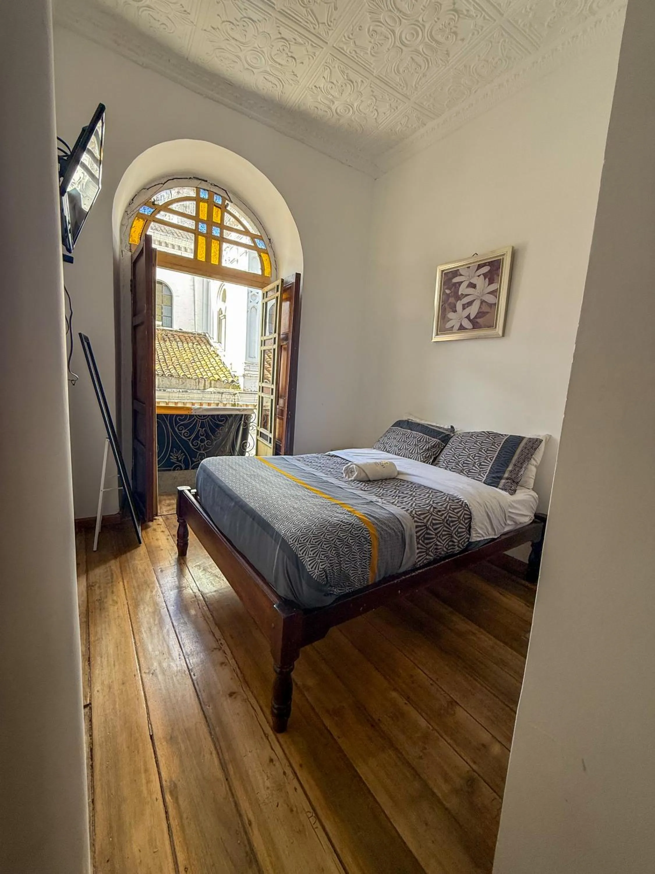Photo of the whole room, Bed in Rooms