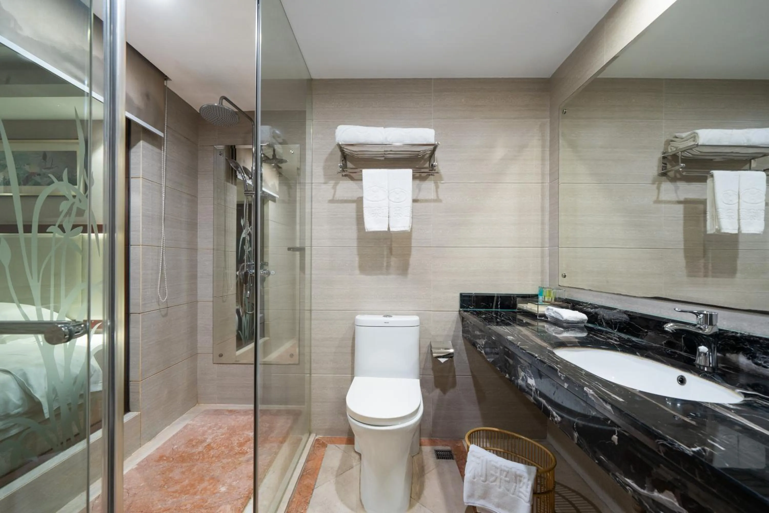 Shower in Honglilai Hotel