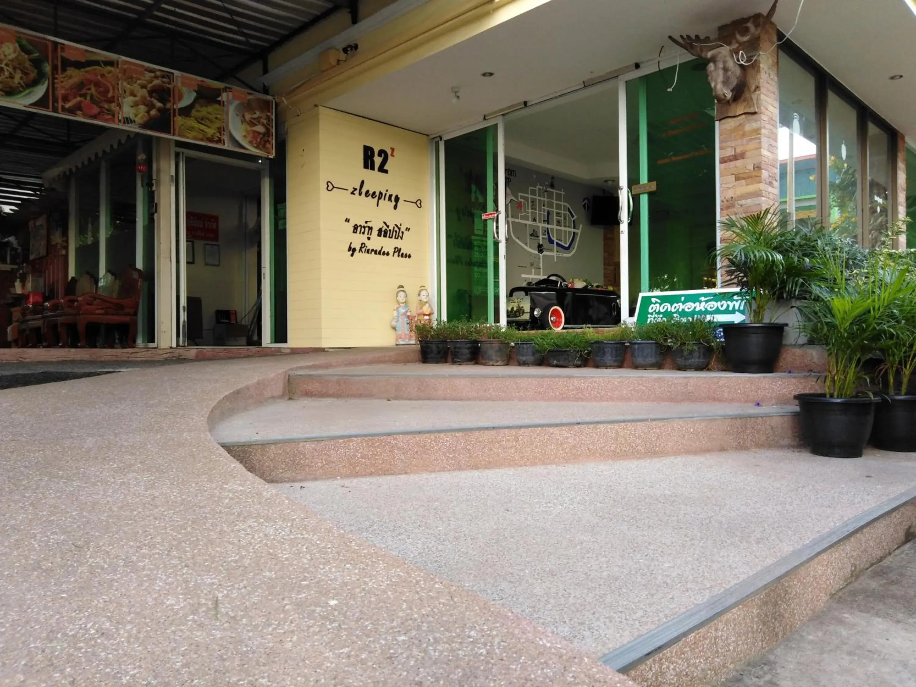 Facade/entrance in Rinradee Place Facade/entrance in Rinradee Place