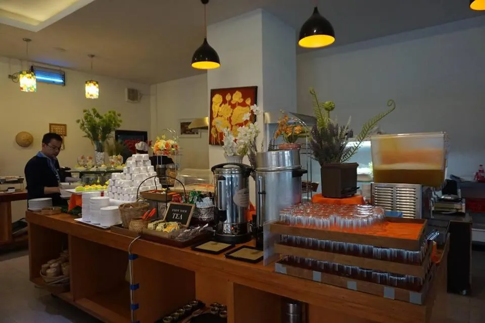 Restaurant/places to eat in Rinradee Place