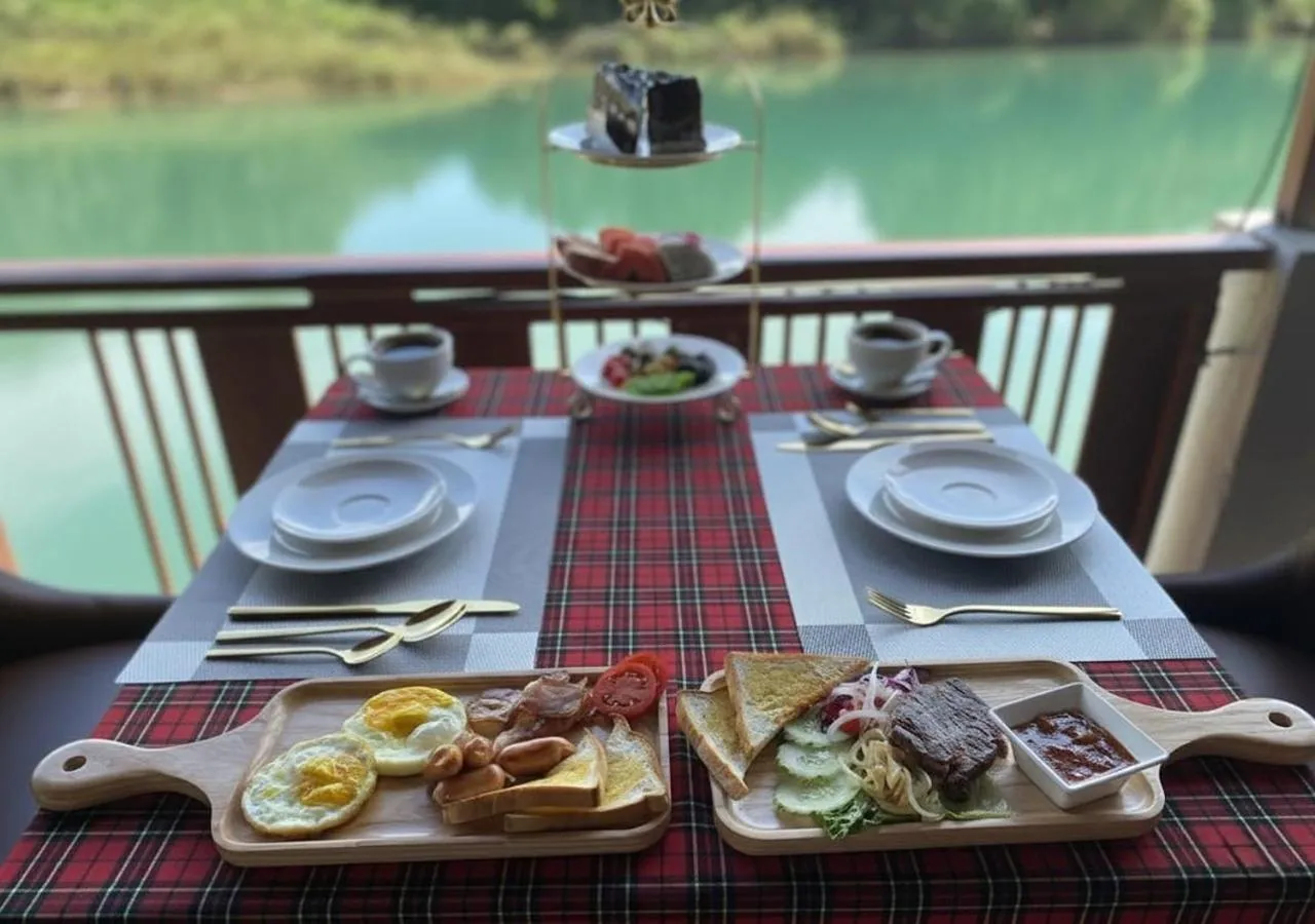 Food and drinks in Intimate Riverside Resort Vang Vieng