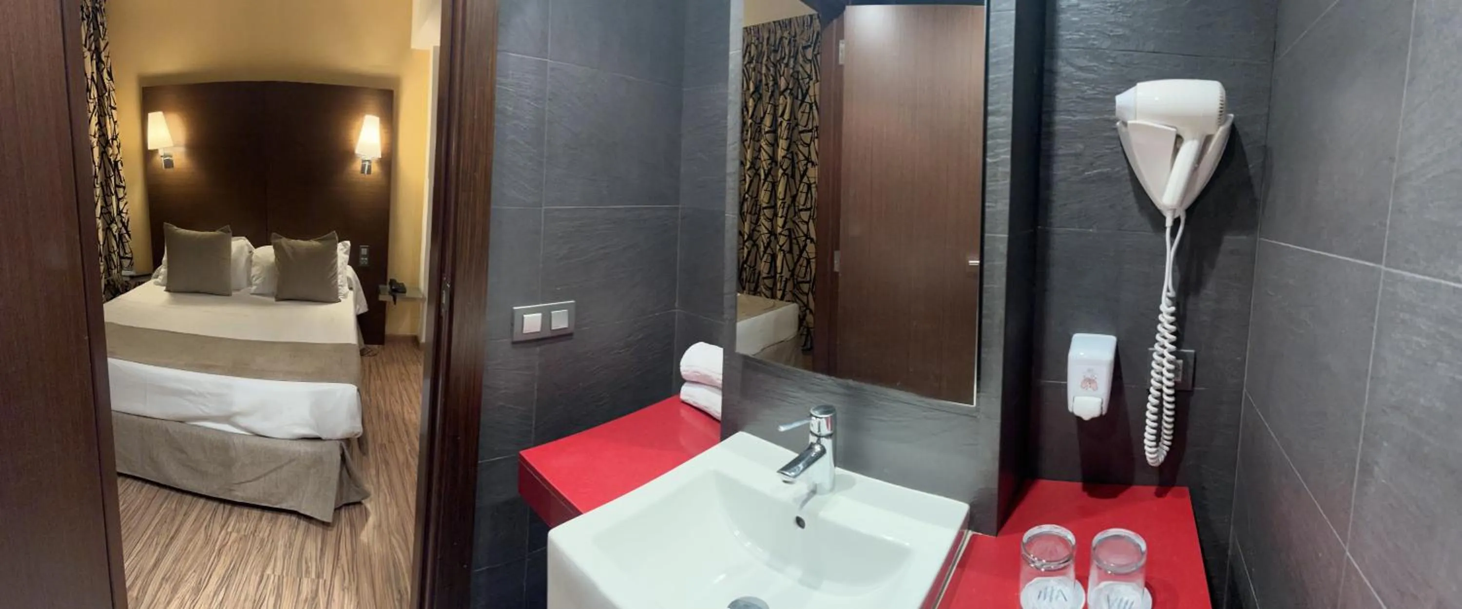 Bathroom, Bed in Nautic Hotel & Spa