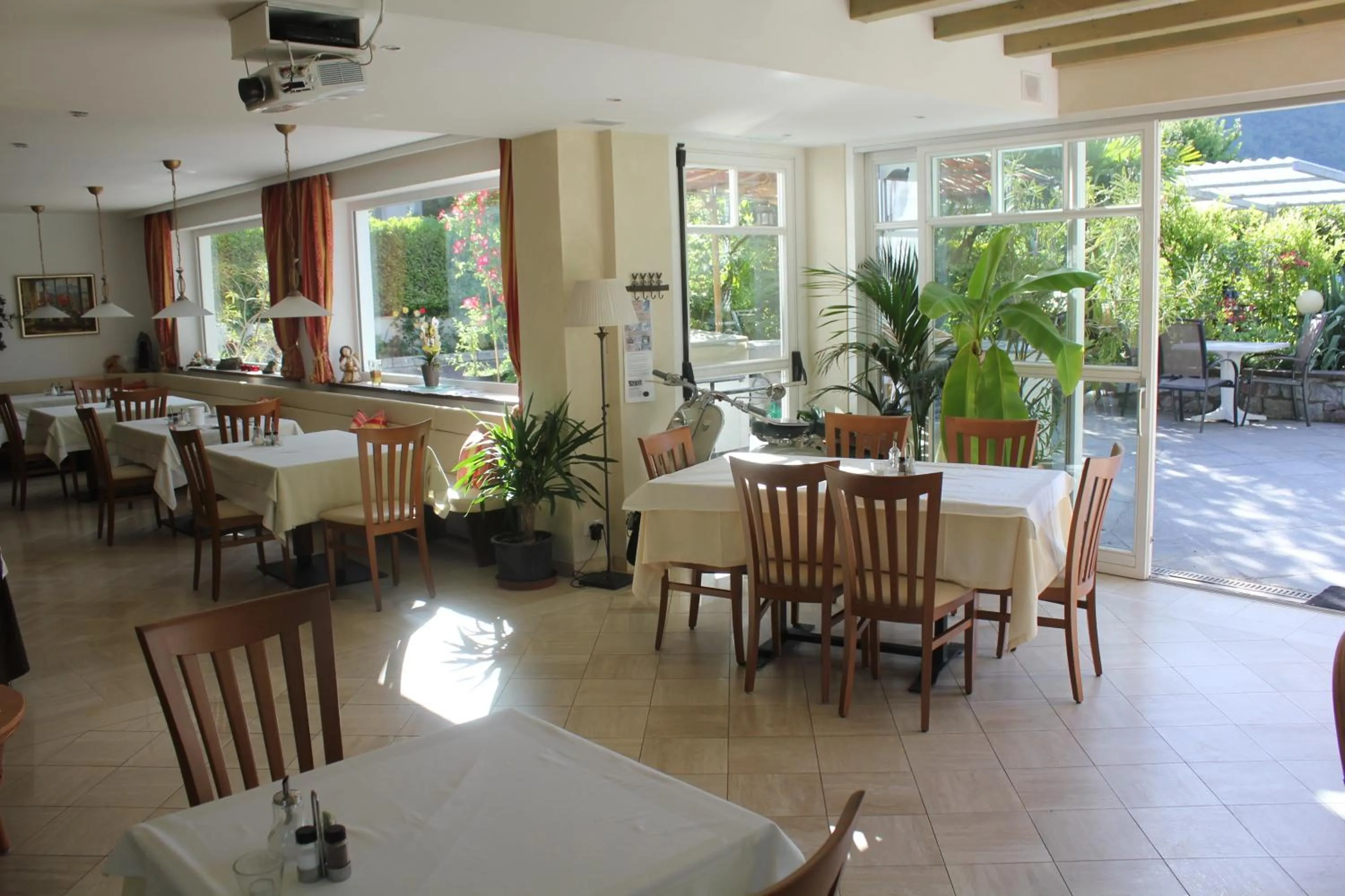 Restaurant/places to eat in Hotel Annabell